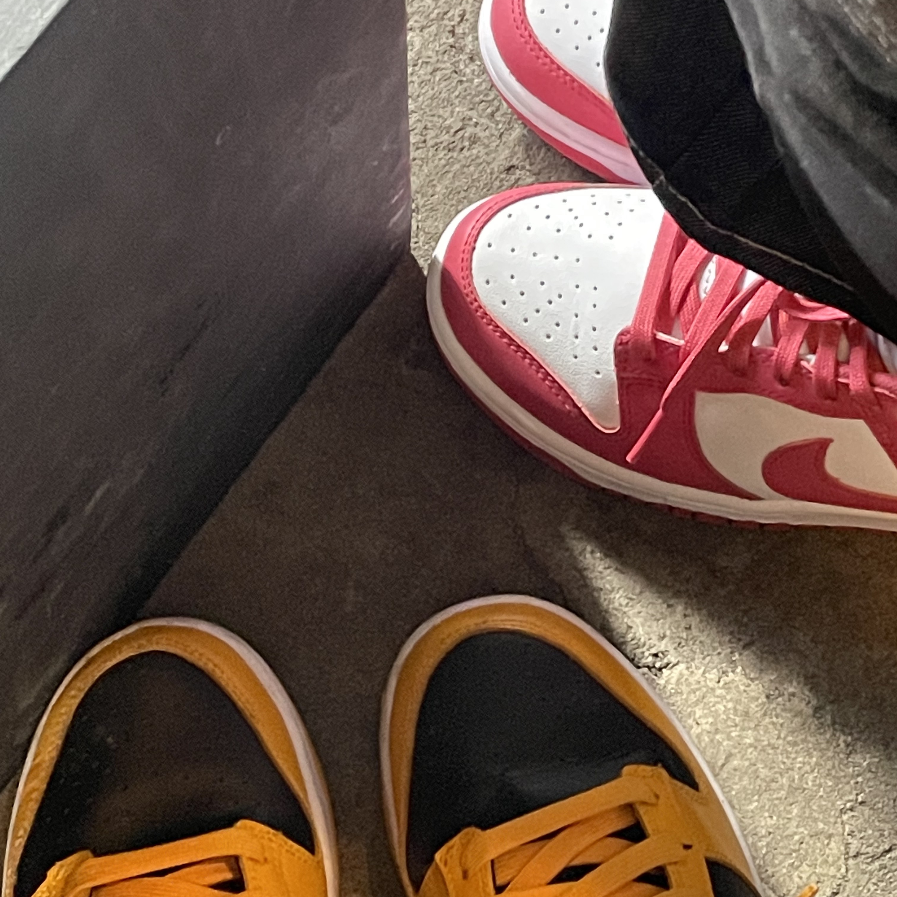 (W) Nike Dunk Low Archeo Pink, Nike Dunk Low Retro Championship Goldenrod 착용 스타일 - 2