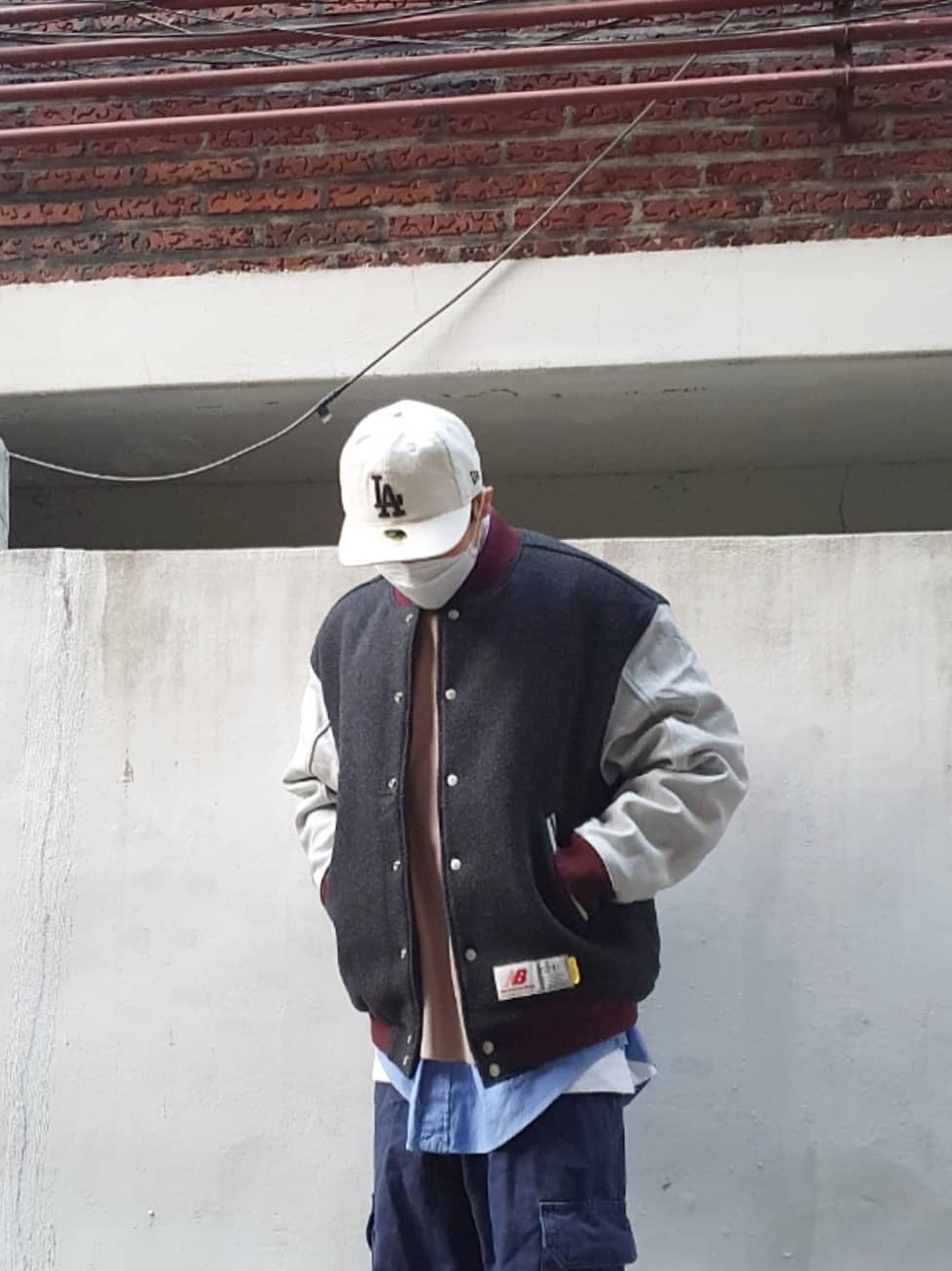New Balance x Thisisneverthat Varsity Jacket Charcoal, Autry Medalist Low Leather Sneakers White 착용 스타일 - 2