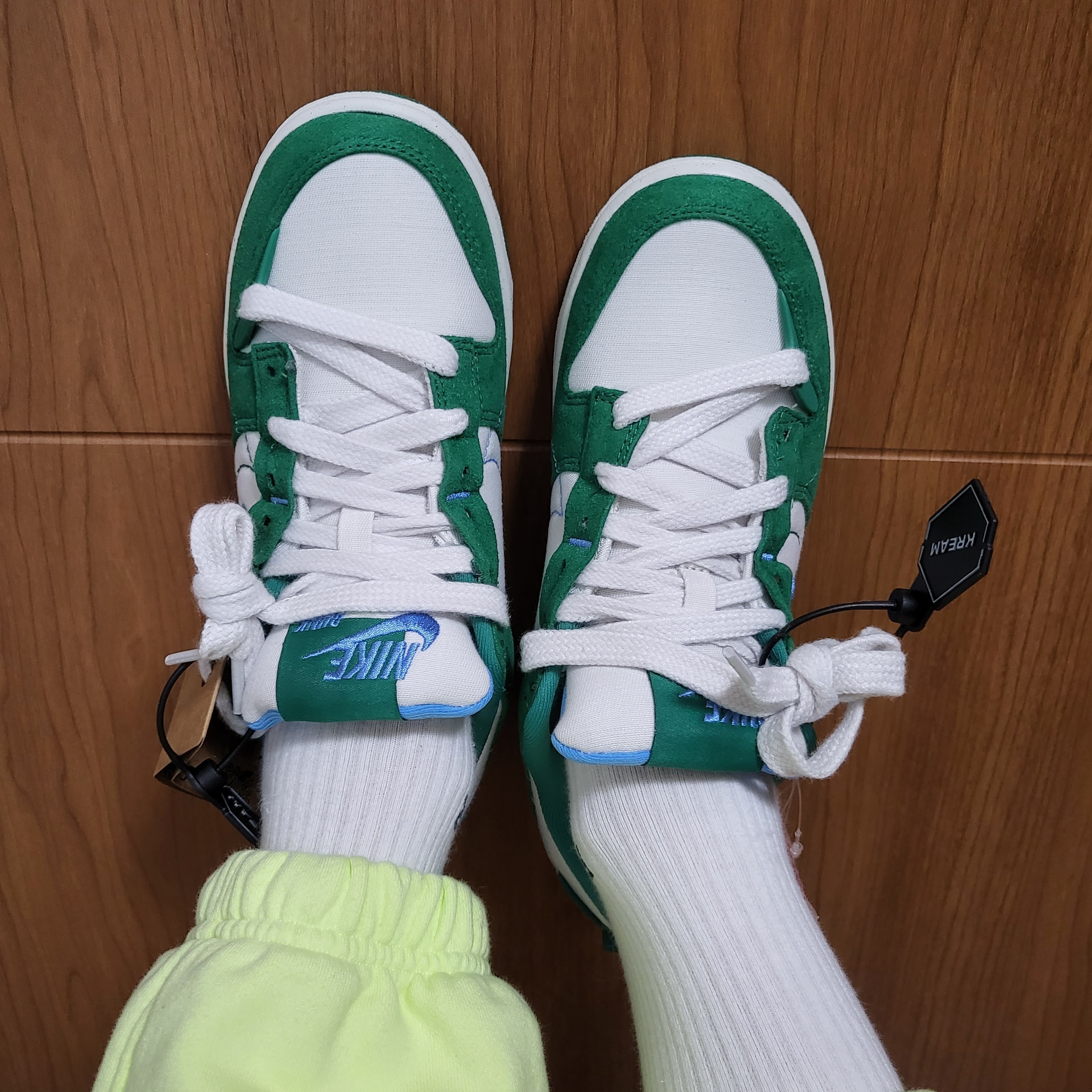 (W) Nike Dunk Low Disrupt 2 Phantom University Blue 착용 스타일 - 1