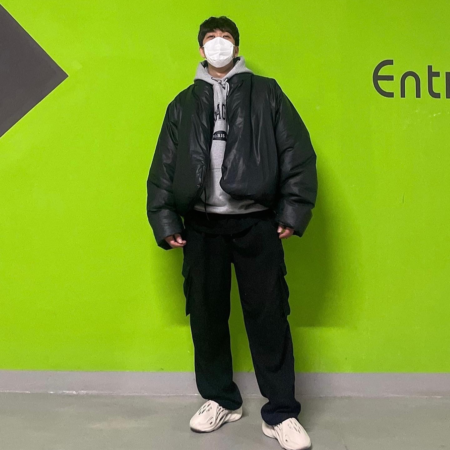Adidas Yeezy Foam RNNR Sand, Yeezy Gap Round Jacket Black 착용 스타일 - 2
