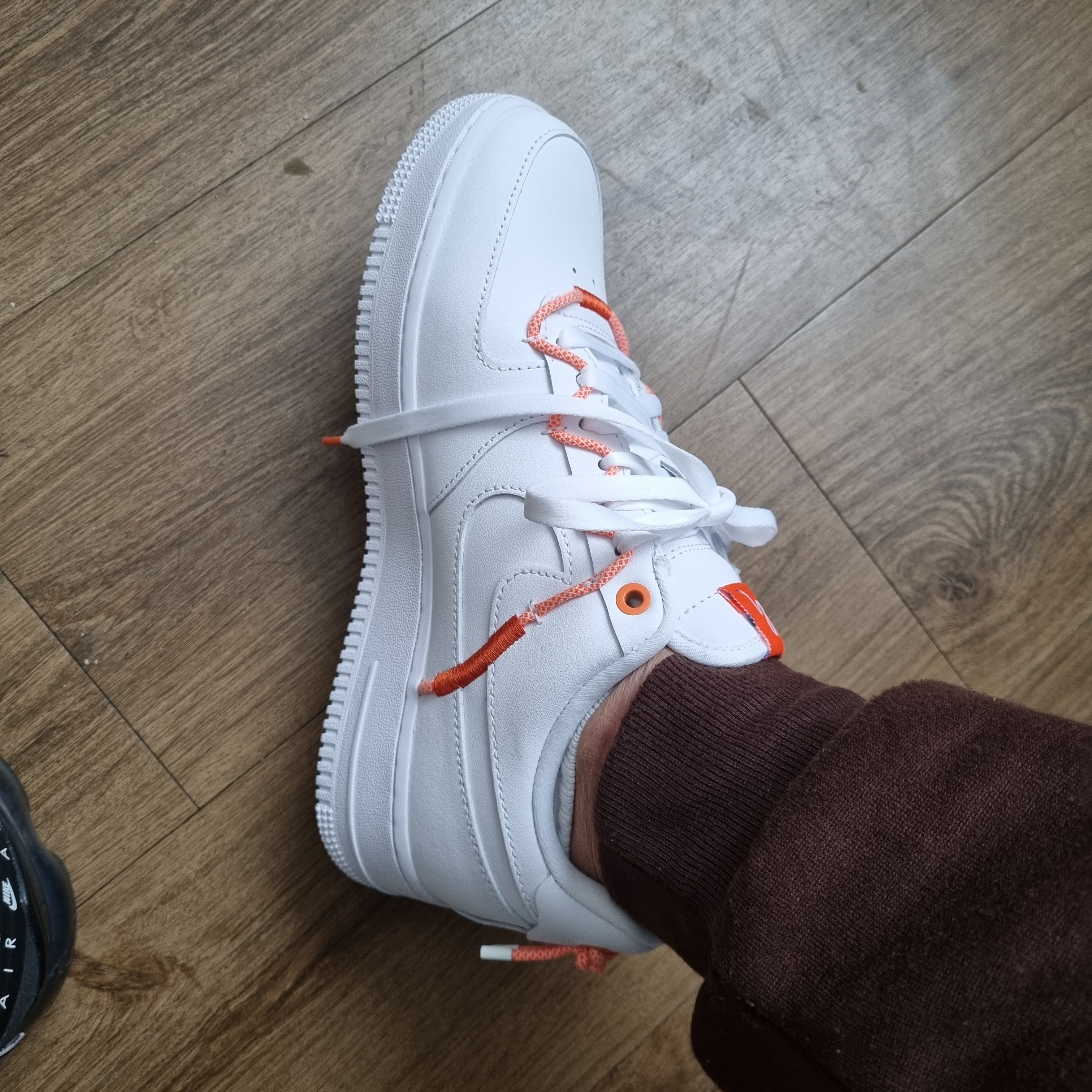 (W) Nike Fontanka Waffle Black Volt, (W) Nike Air Force 1 '07 LX White Safety Orange 착용 스타일 - 3
