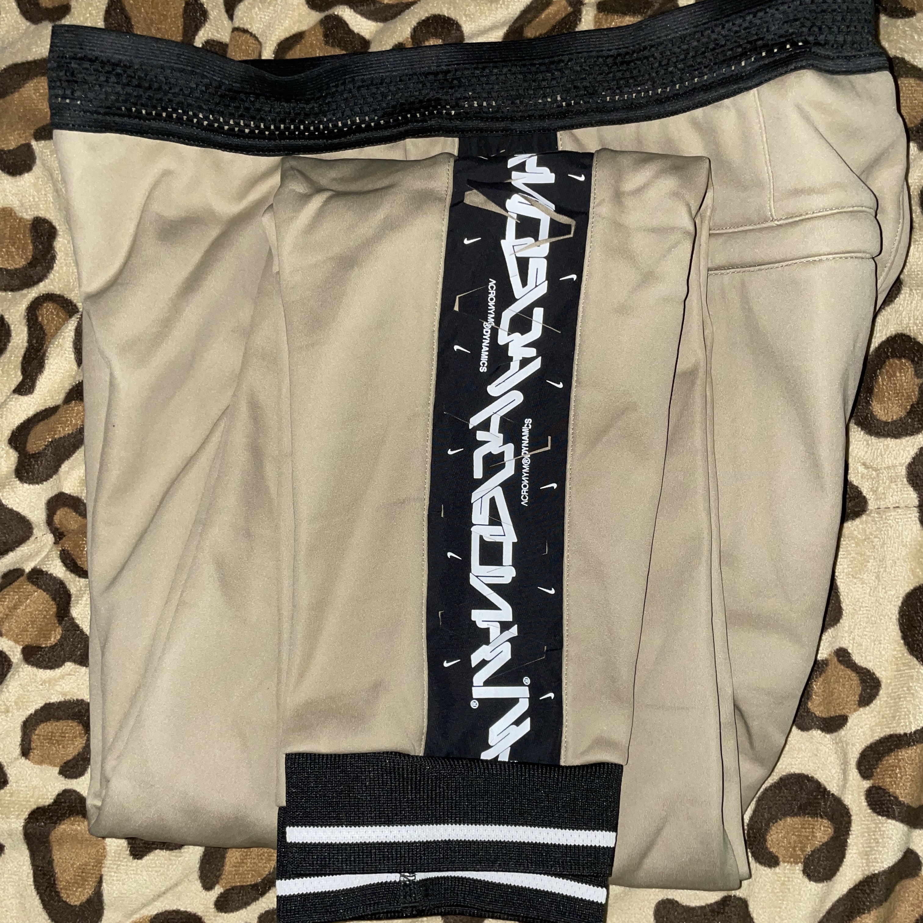Nike x Acronym NRG Knit Pants Khaki - Asia 착용 스타일 - 3