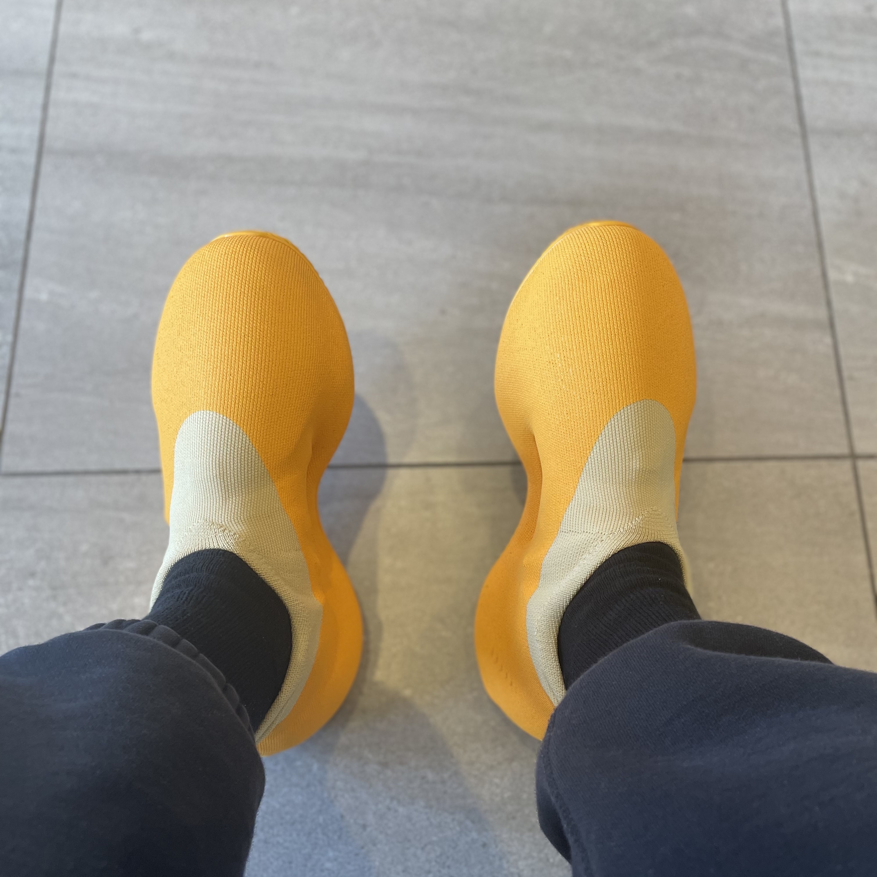 Adidas Yeezy Knit RNR Sulfur 착용 스타일
