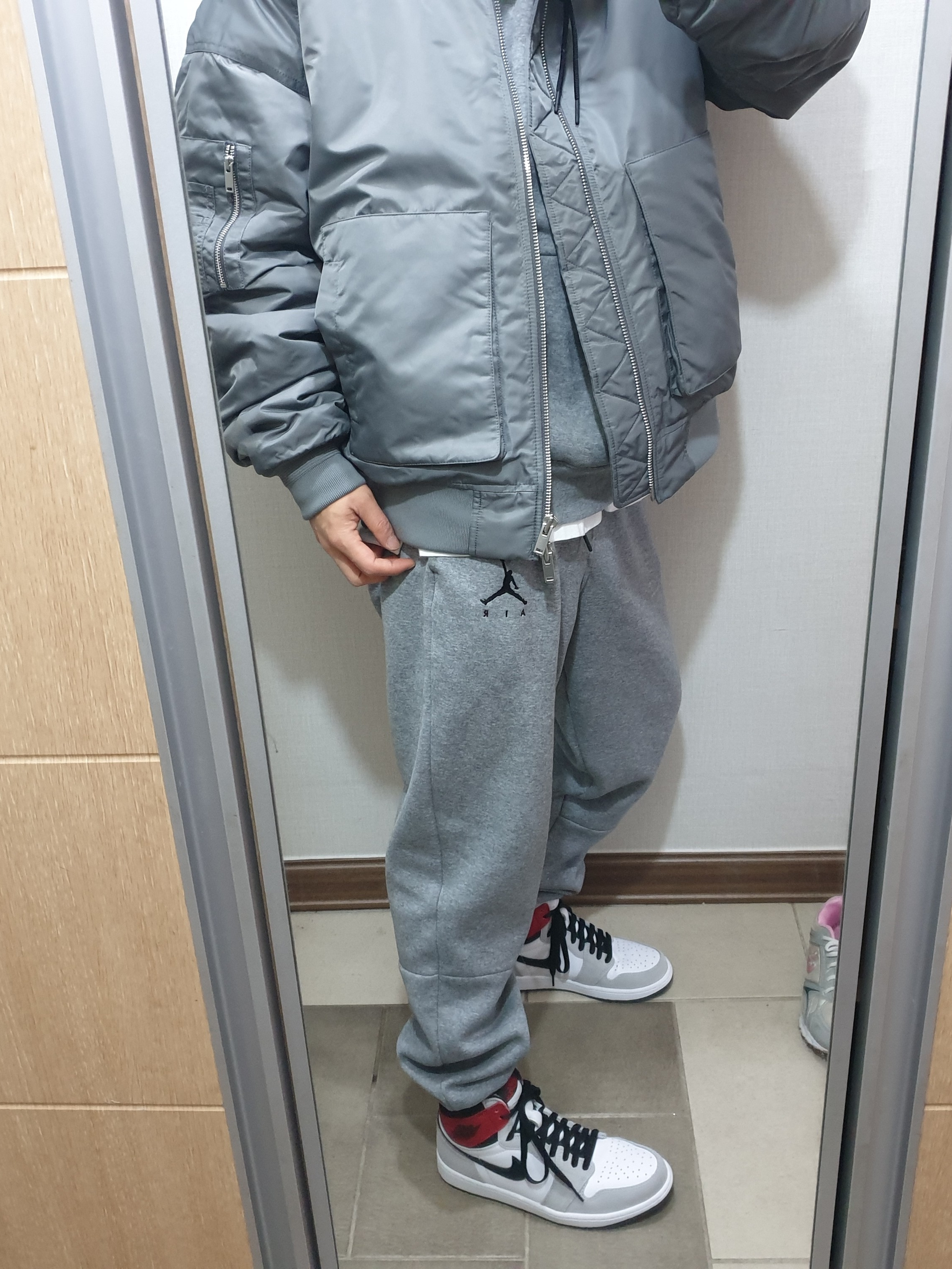 Jordan 1 Retro High OG Light Smoke Grey 착용 스타일 - 2