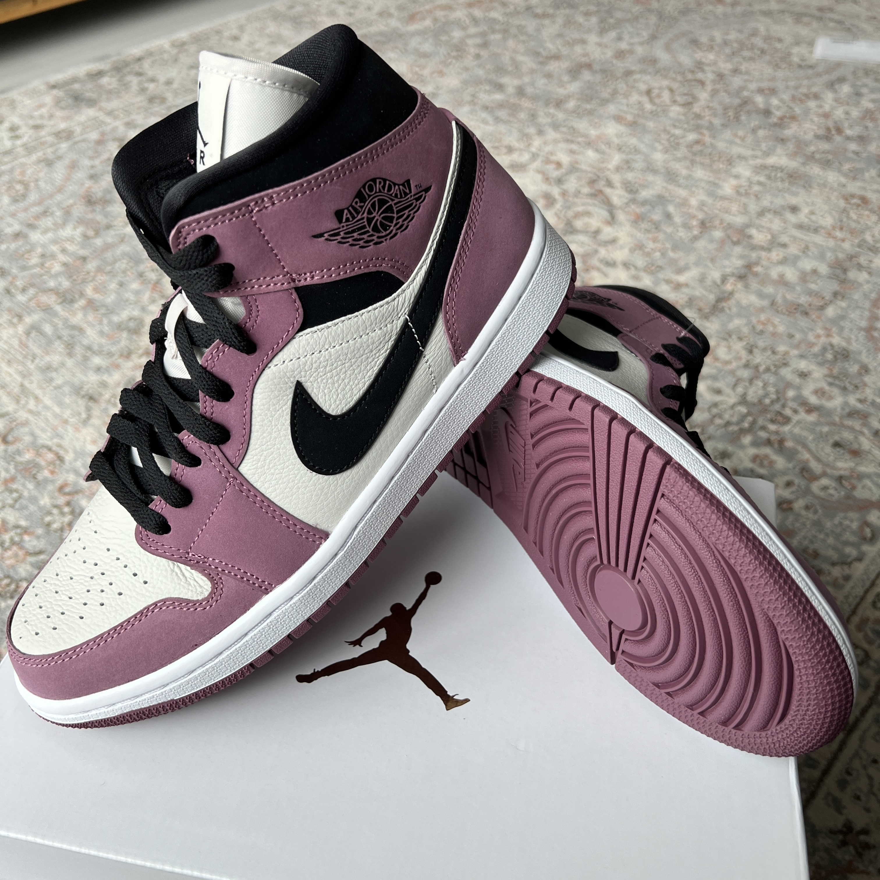 (W) Jordan 1 Mid SE Light Mulberry 착용 스타일 - 1