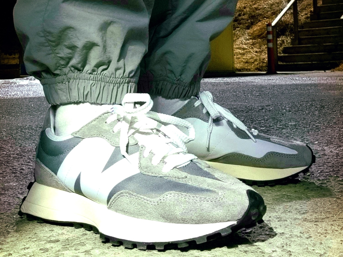 New Balance 327 Grey 착용 스타일