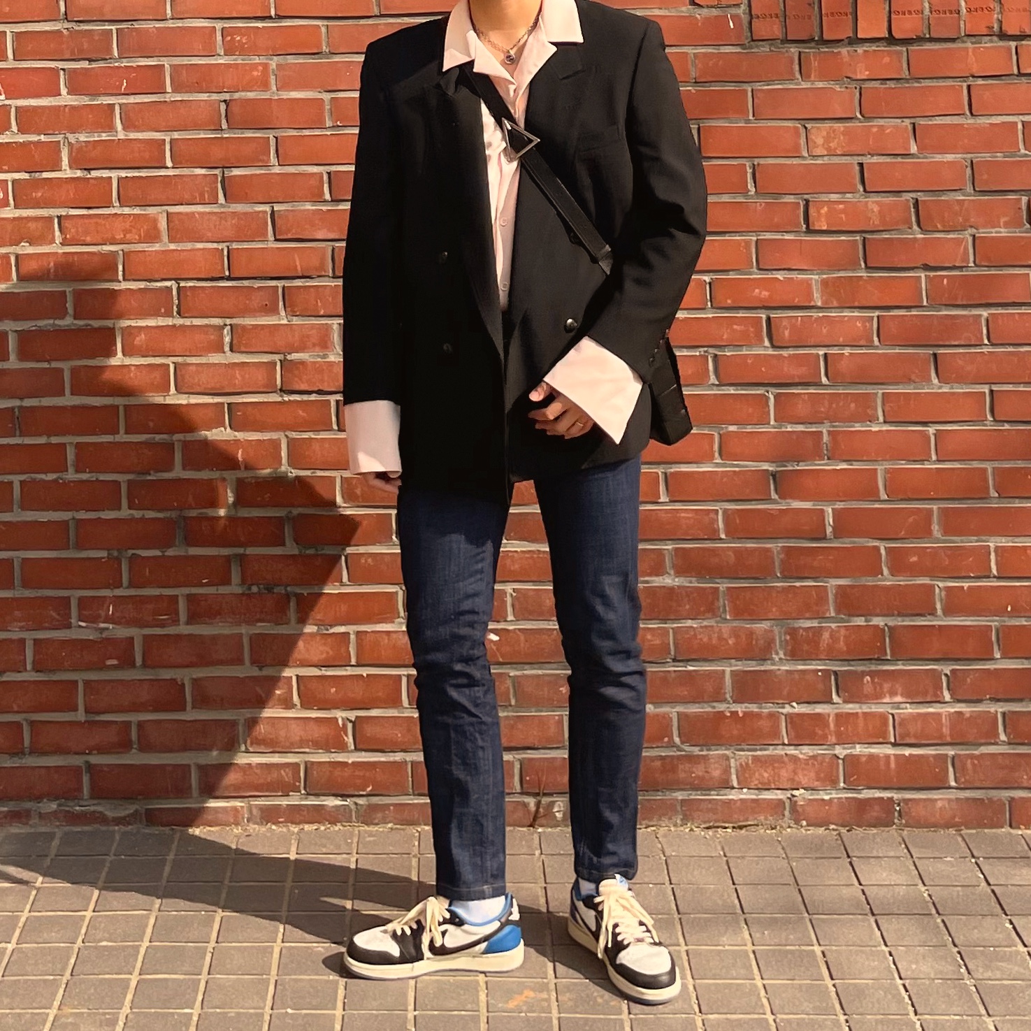 Jordan 1 x Travis Scott x Fragment Retro Low OG SP Military Blue, Bottega Veneta Large Leather Cassette Black 착용 스타일 - 2
