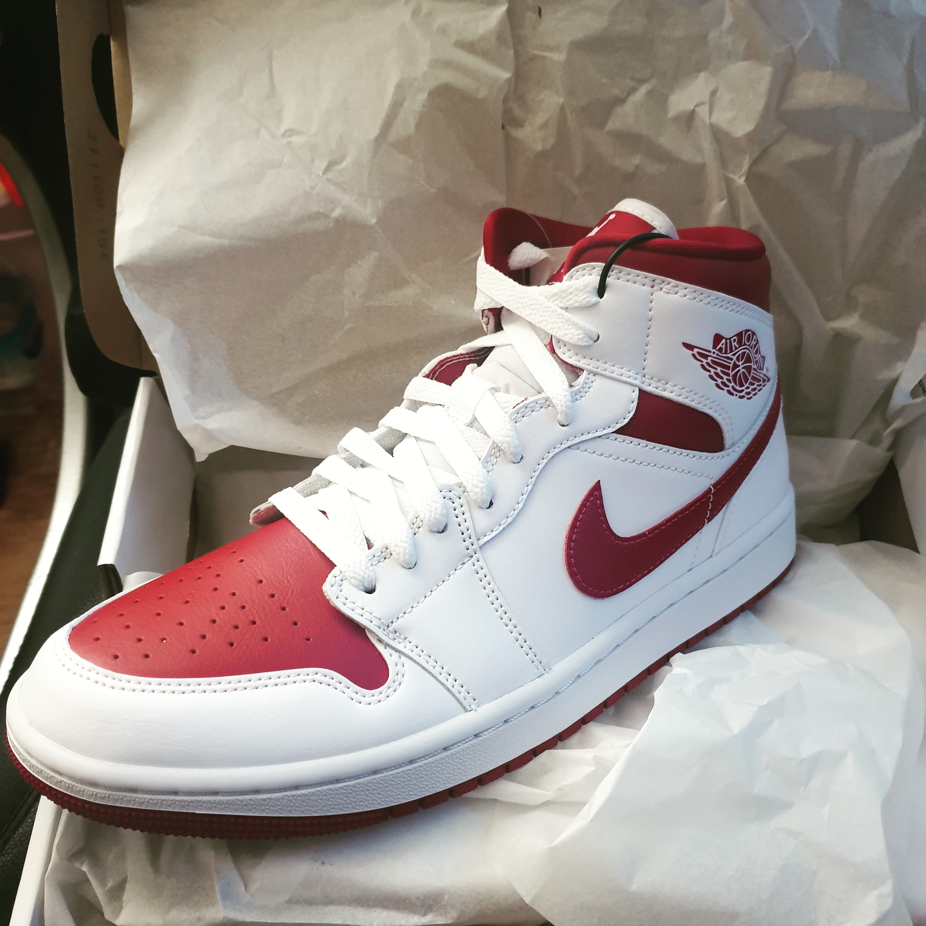 (W) Jordan 1 Mid Championship Red 착용 스타일