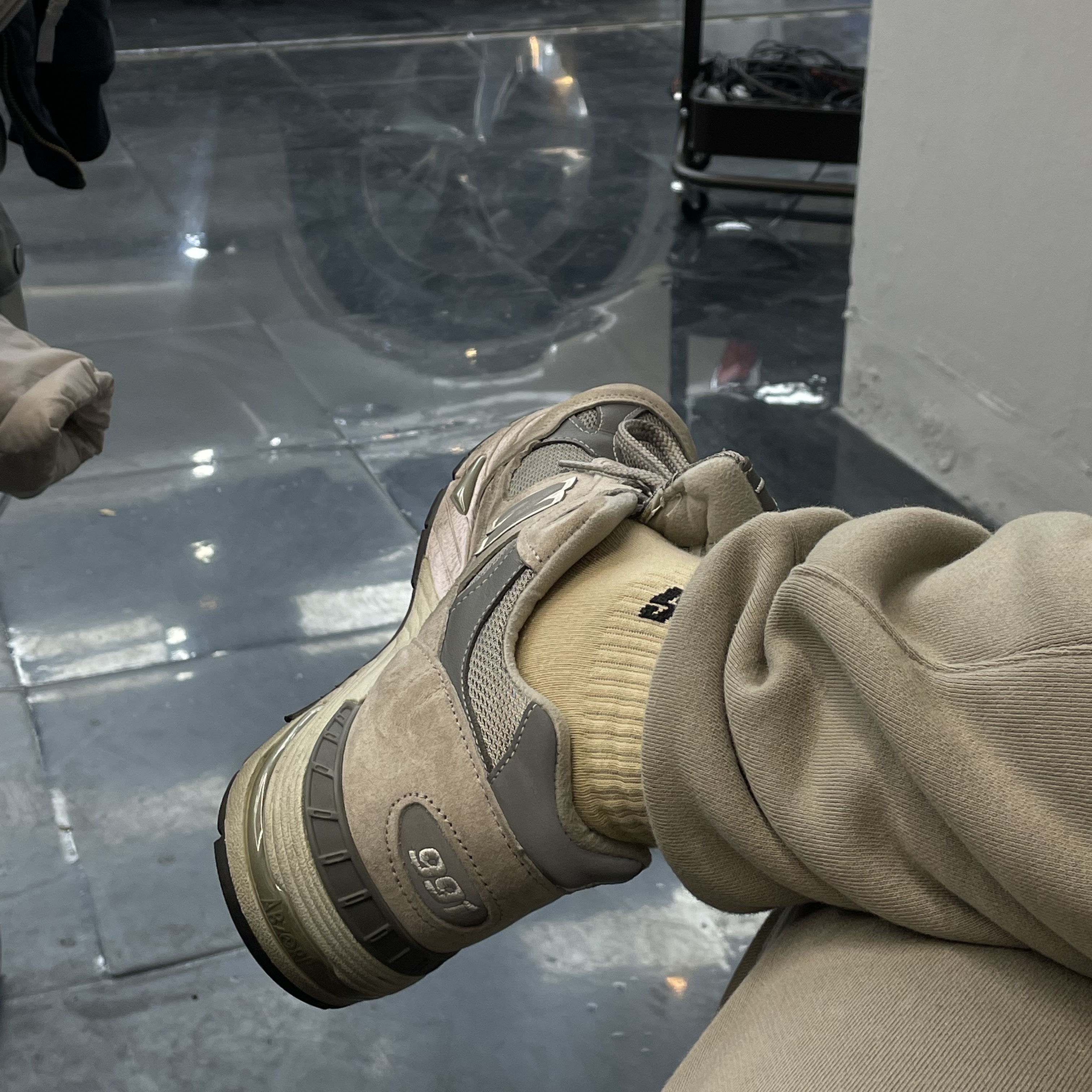 New Balance 991 Made in UK Grey, Essentials Sweatpants Pistachio - 21FW 착용 스타일
