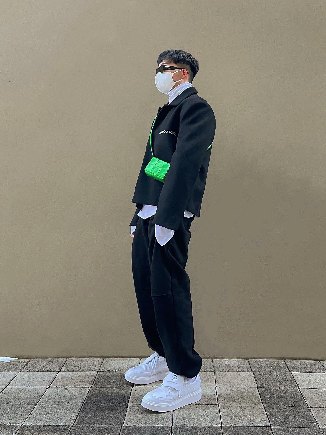 Bottega Veneta Mini Leather Cassette Parakeet, Nike x Peaceminusone Kwondo1 White 착용 스타일 - 1