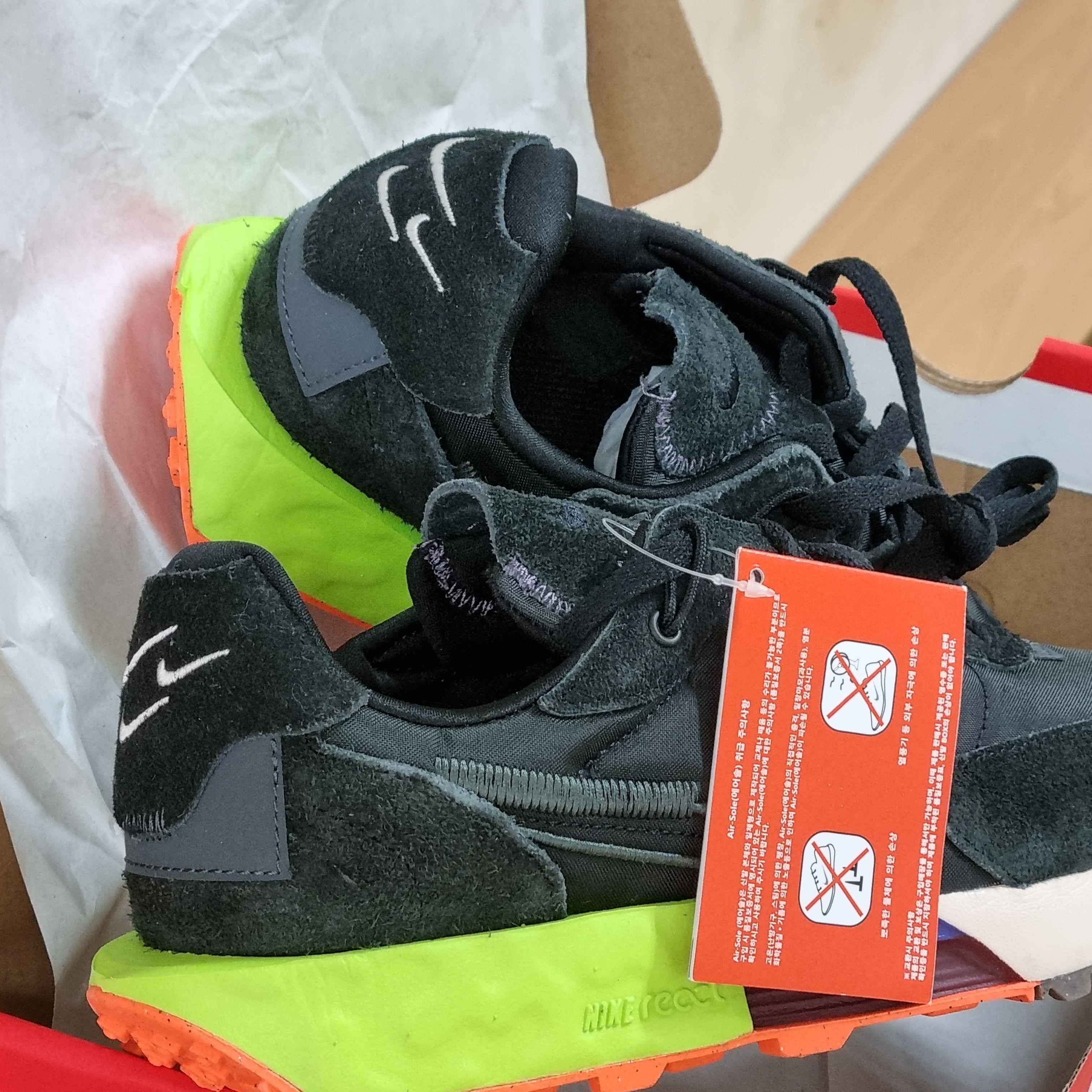 (W) Nike Fontanka Waffle Black Volt, (W) Nike Air Force 1 '07 LX White Safety Orange 착용 스타일 - 2