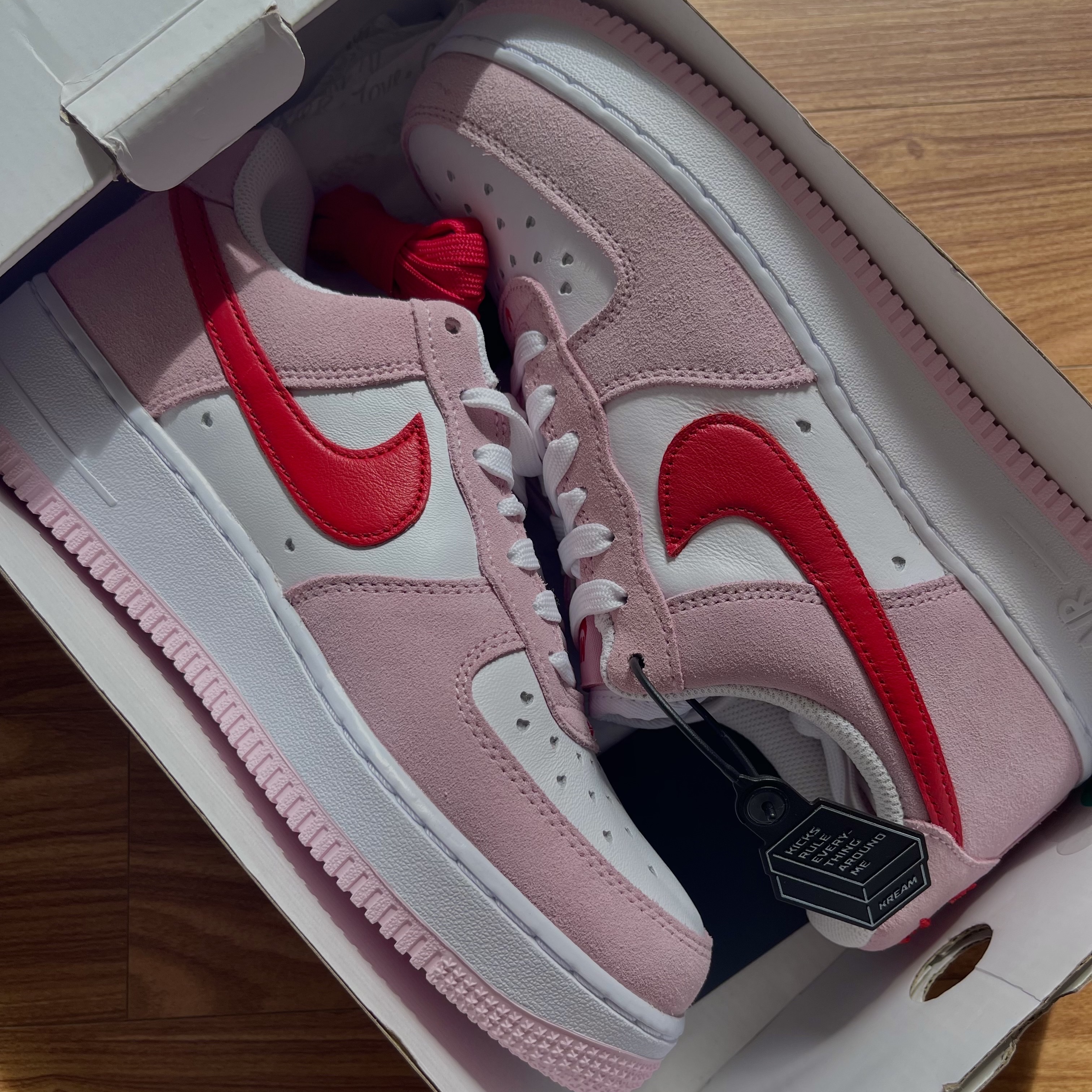 Nike Air Force 1 '07 QS Valentine's Day 착용 스타일 - 2