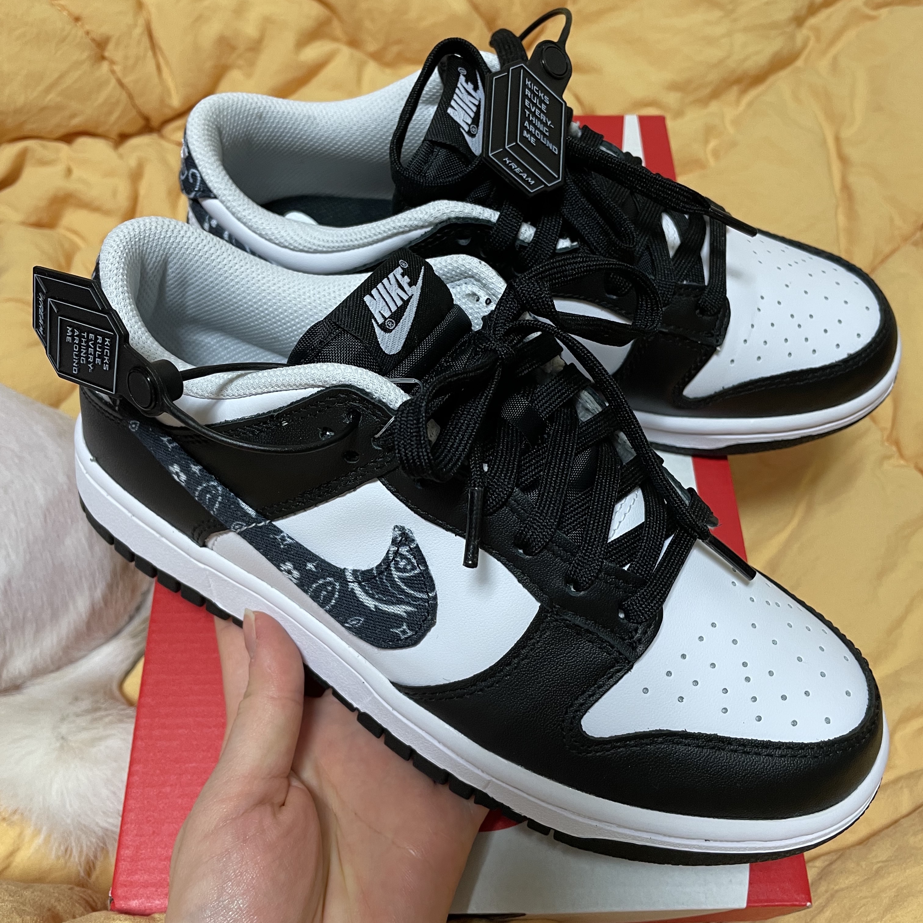 (W) Nike Dunk Low Essential Black Paisley 착용 스타일
