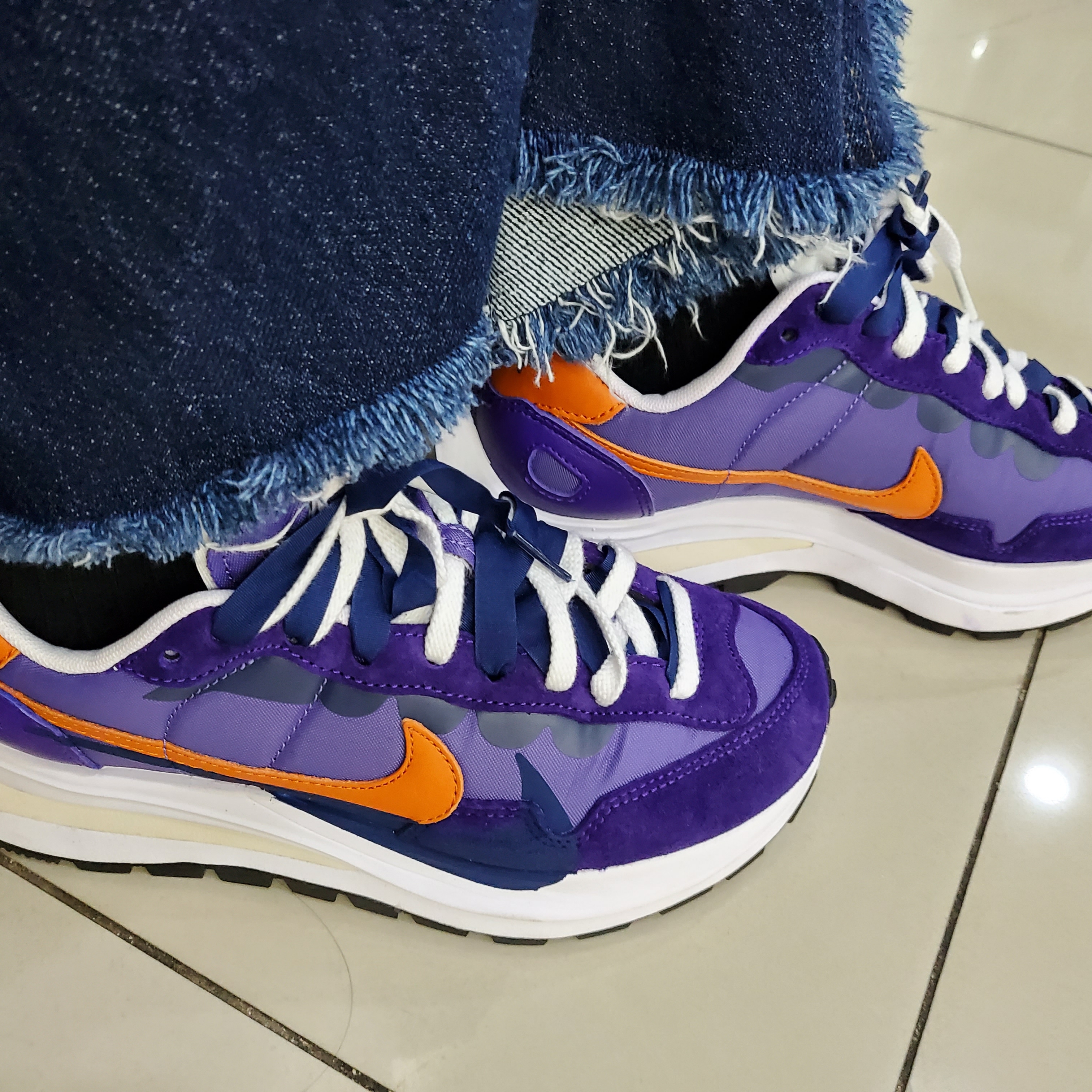 Nike x Sacai VaporWaffle Dark Iris 착용 스타일 - 3