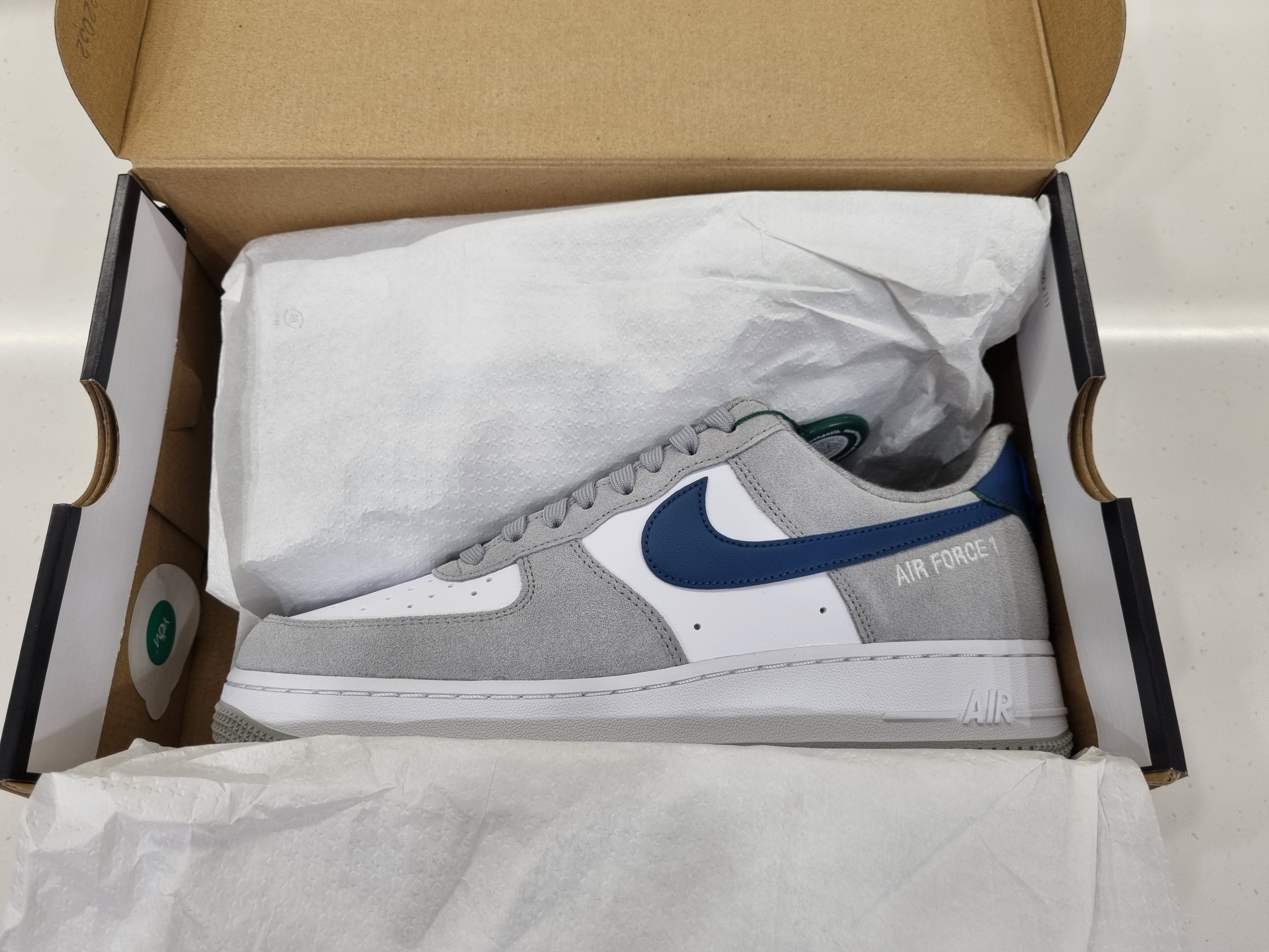 Nike Air Force 1 '07 LV8 Athletic Club Light Smoke Grey Marina 착용 스타일 - 2
