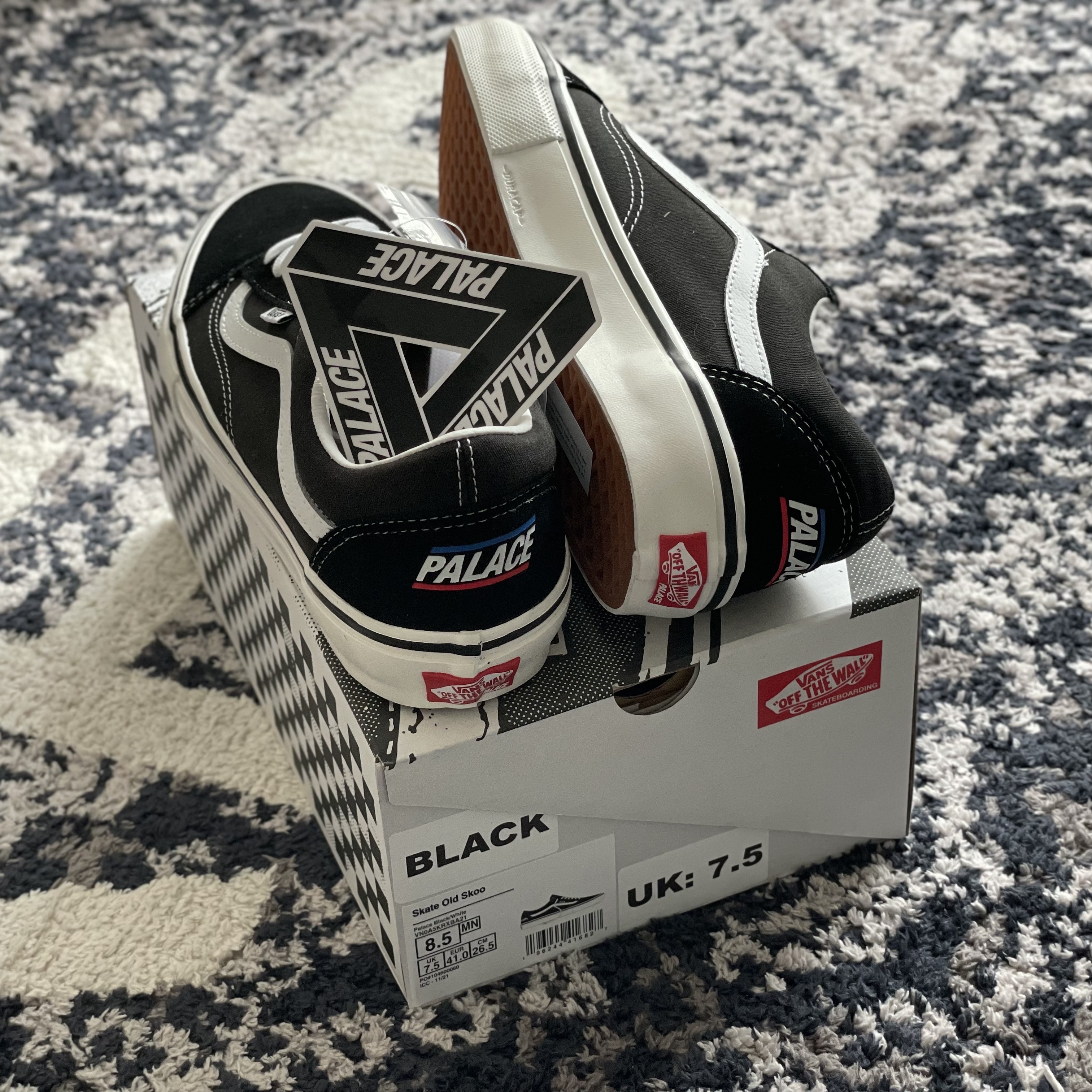 Vans x Palace Skate Old Skool Black White 착용 스타일 - 1