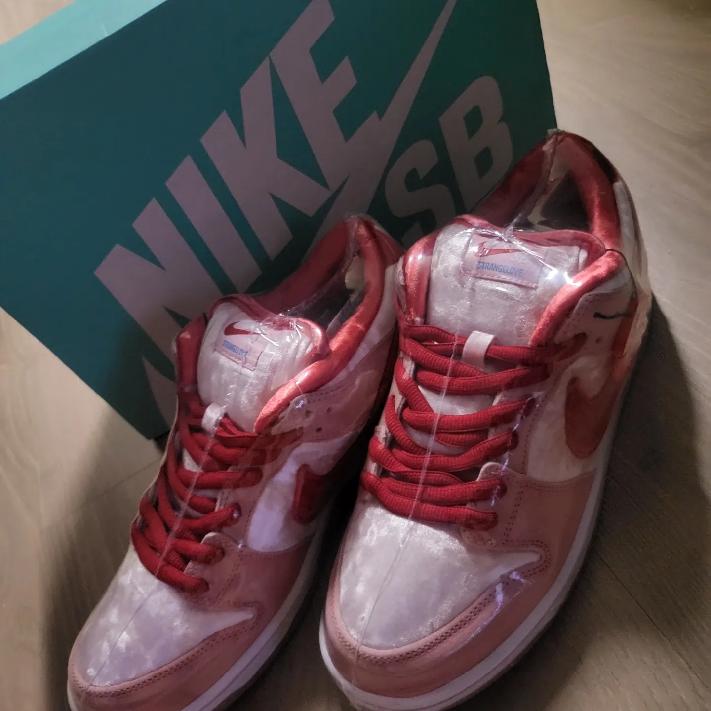 Nike x StrangeLove SB Dunk Low Pink (Regular Box) 착용 스타일 - 1