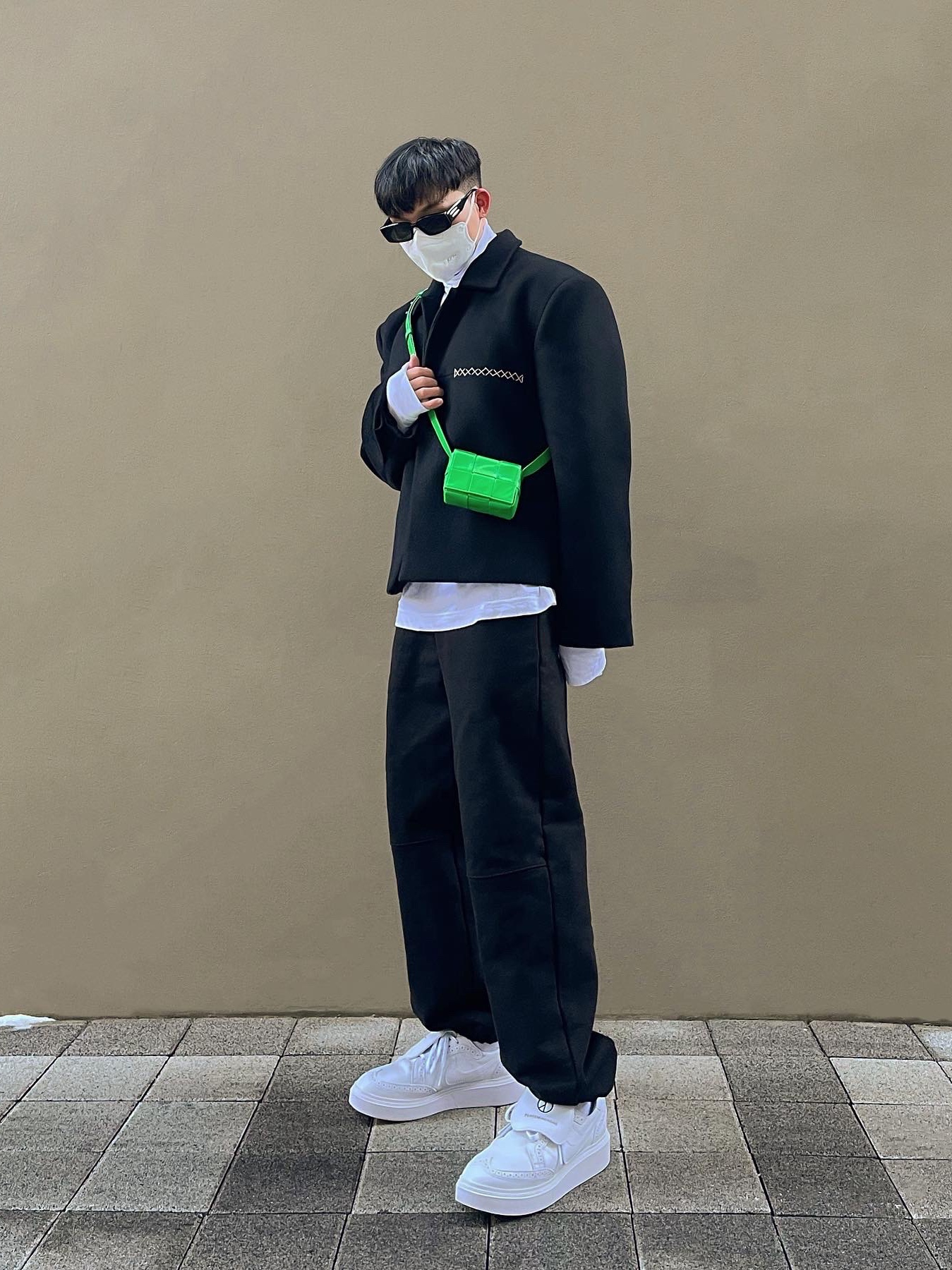 Bottega Veneta Mini Leather Cassette Parakeet, Nike x Peaceminusone Kwondo1 White 착용 스타일 - 2