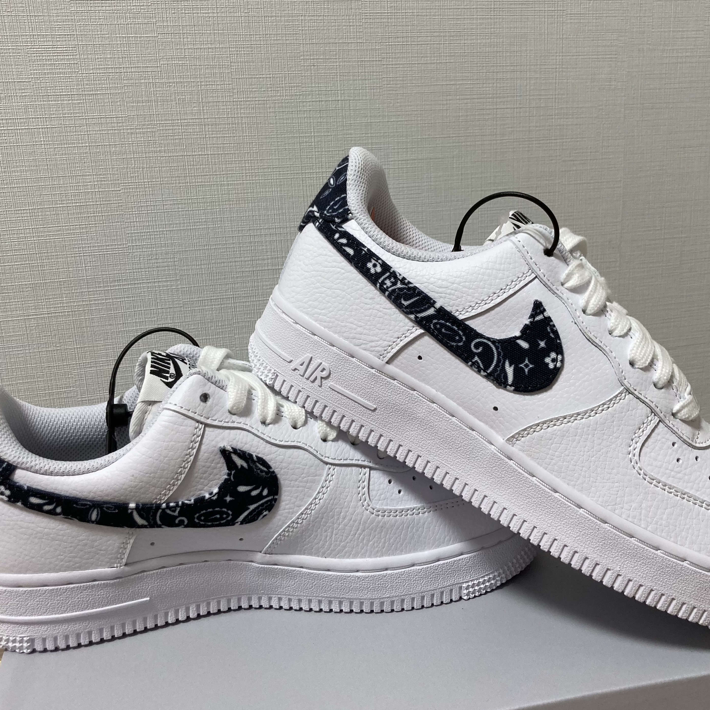 (W) Nike Air Force 1 '07 Essential Paisley Swoosh White Black 착용 스타일 - 1