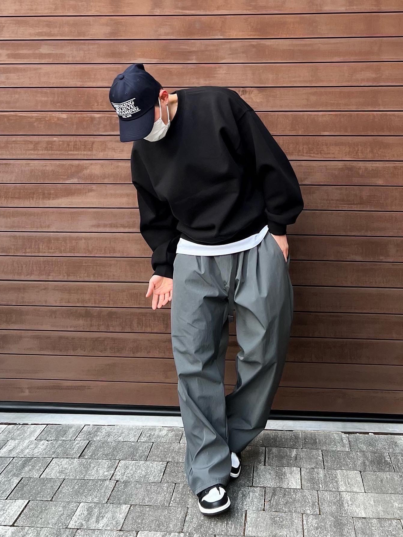 Jordan 1 Low Black Particle Grey 착용 스타일 - 3