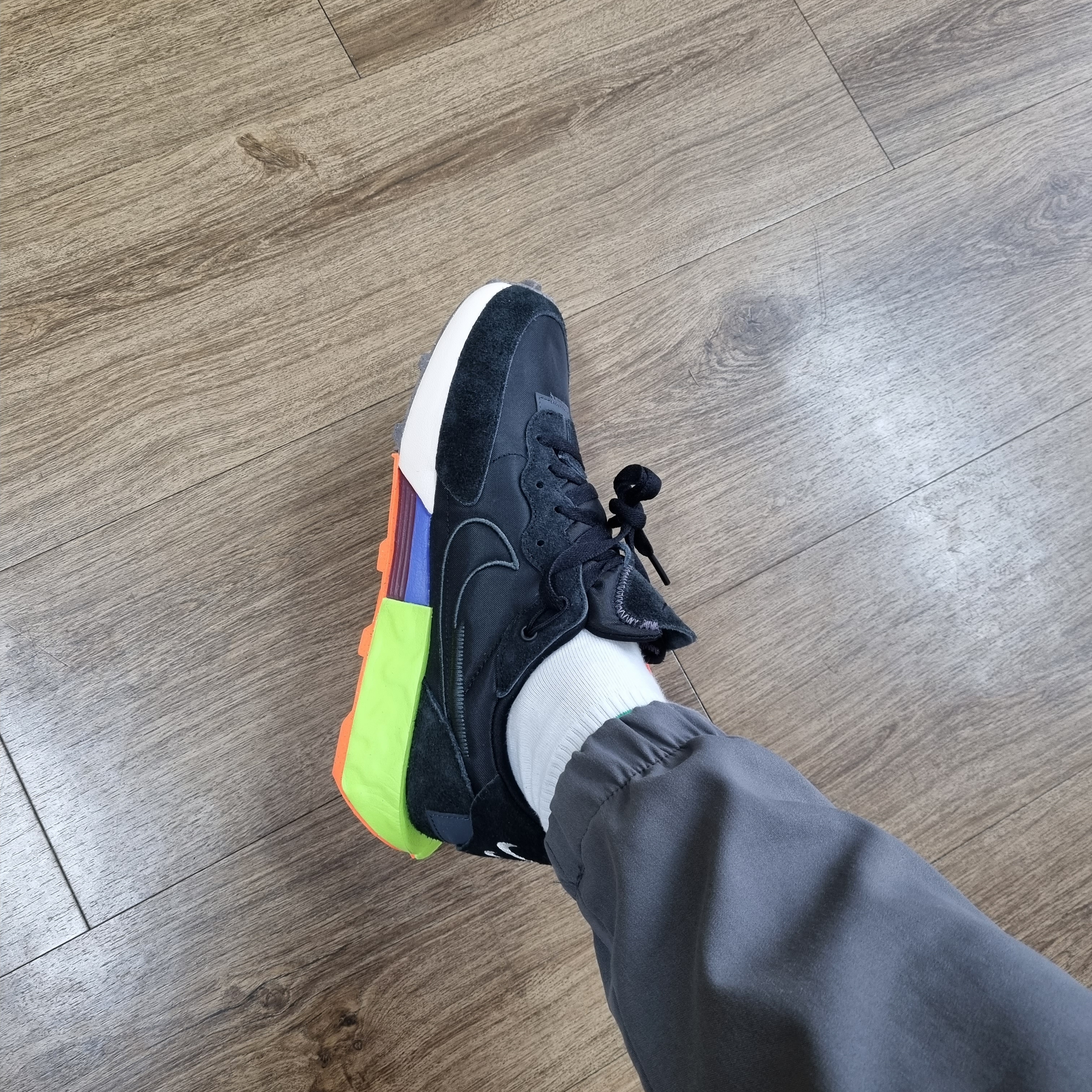 (W) Nike Fontanka Waffle Black Volt, (W) Nike Air Force 1 '07 LX White Safety Orange 착용 스타일 - 1