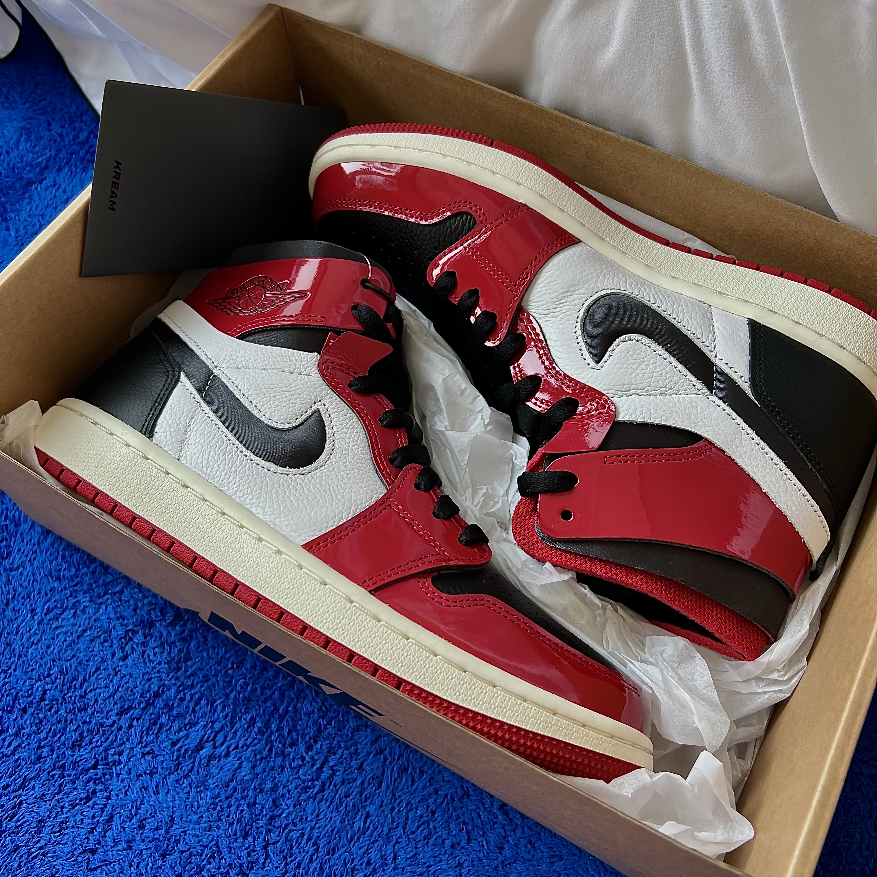 (W) Jordan 1 Zoom Air CMFT Gym Red Black, Play Comme des Garcons Gold Heart Knit Cardigan Black 착용 스타일 - 2