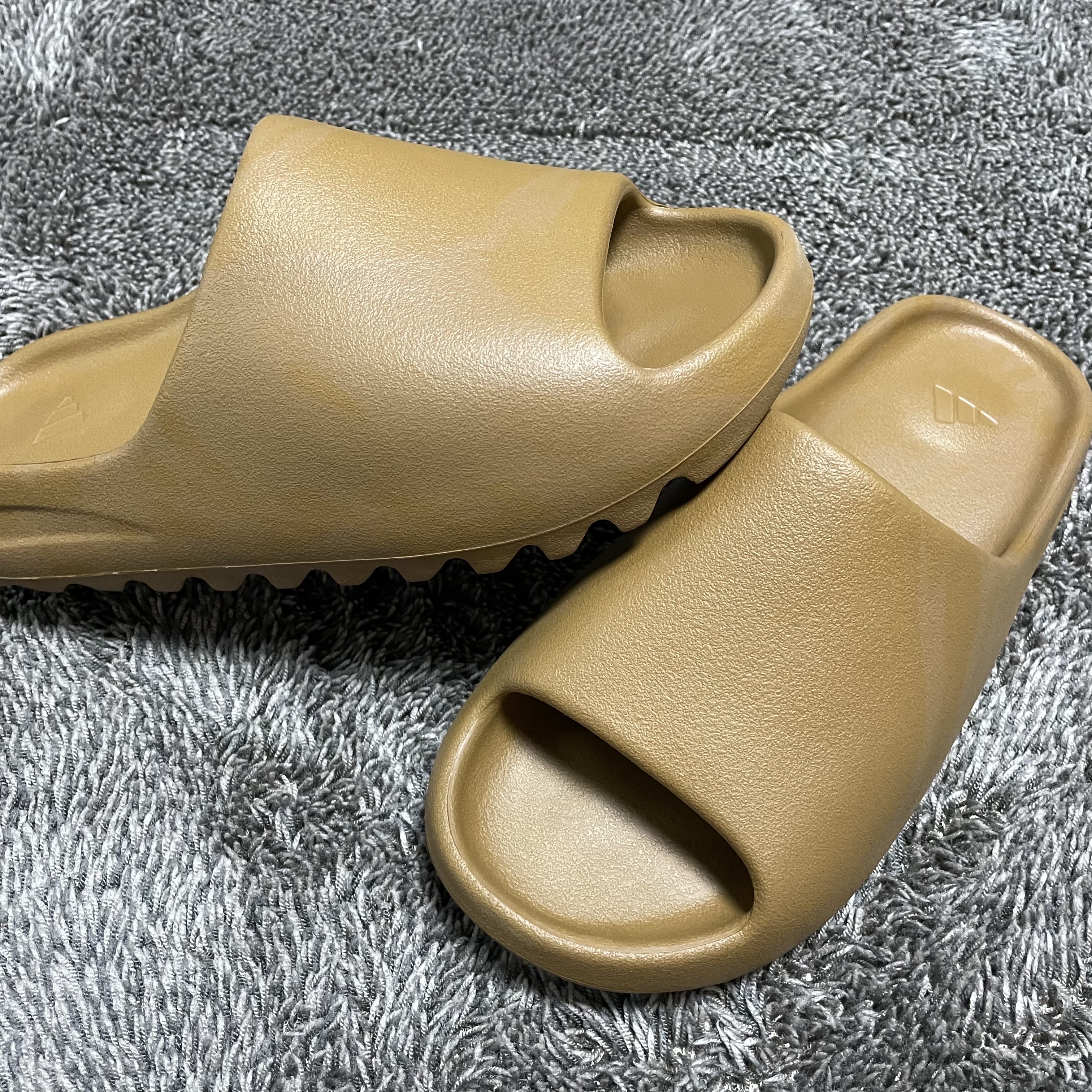 Adidas Yeezy Slide Ochre 착용 스타일 - 2