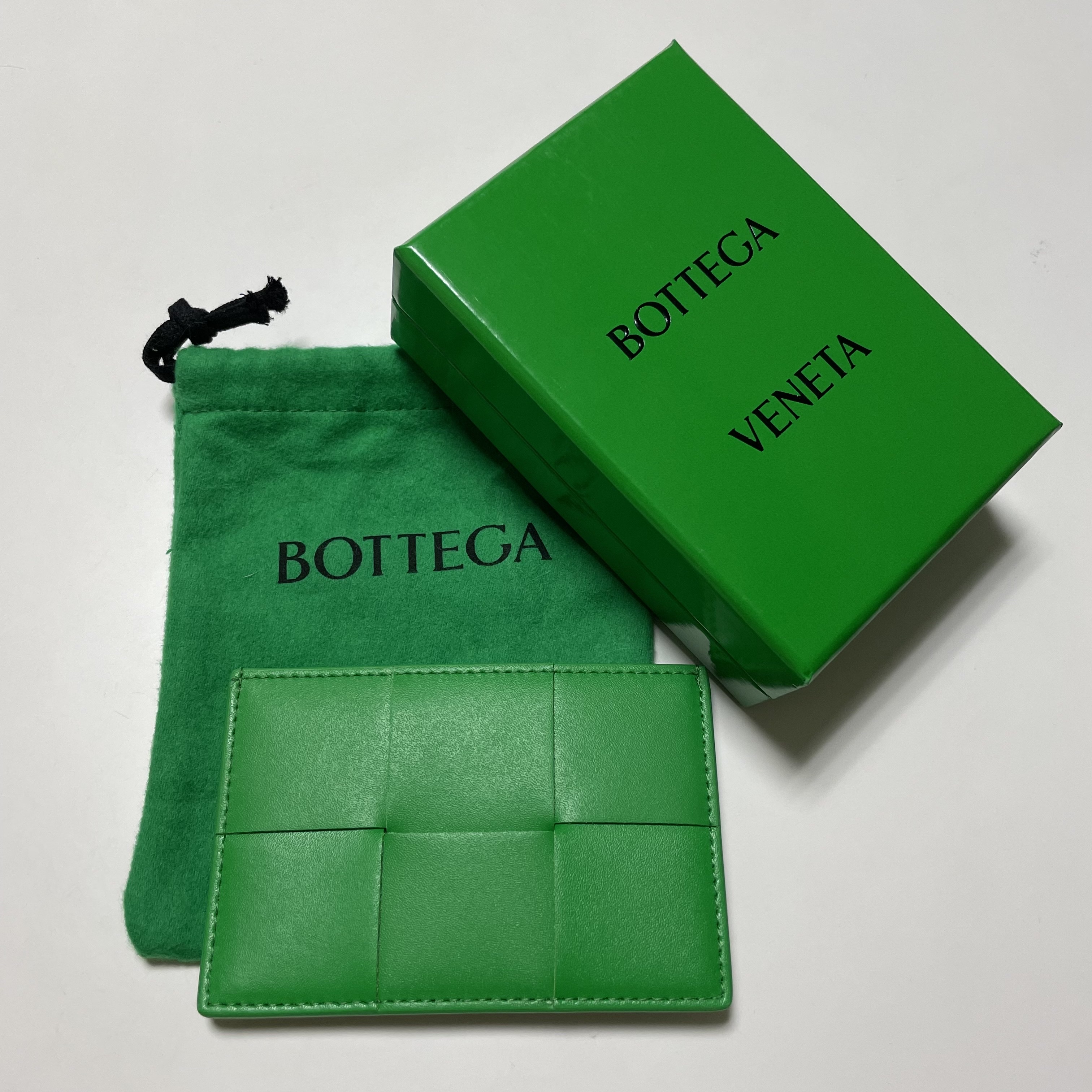 Bottega Veneta Credit Card Case Calfskin Parakeet 착용 스타일