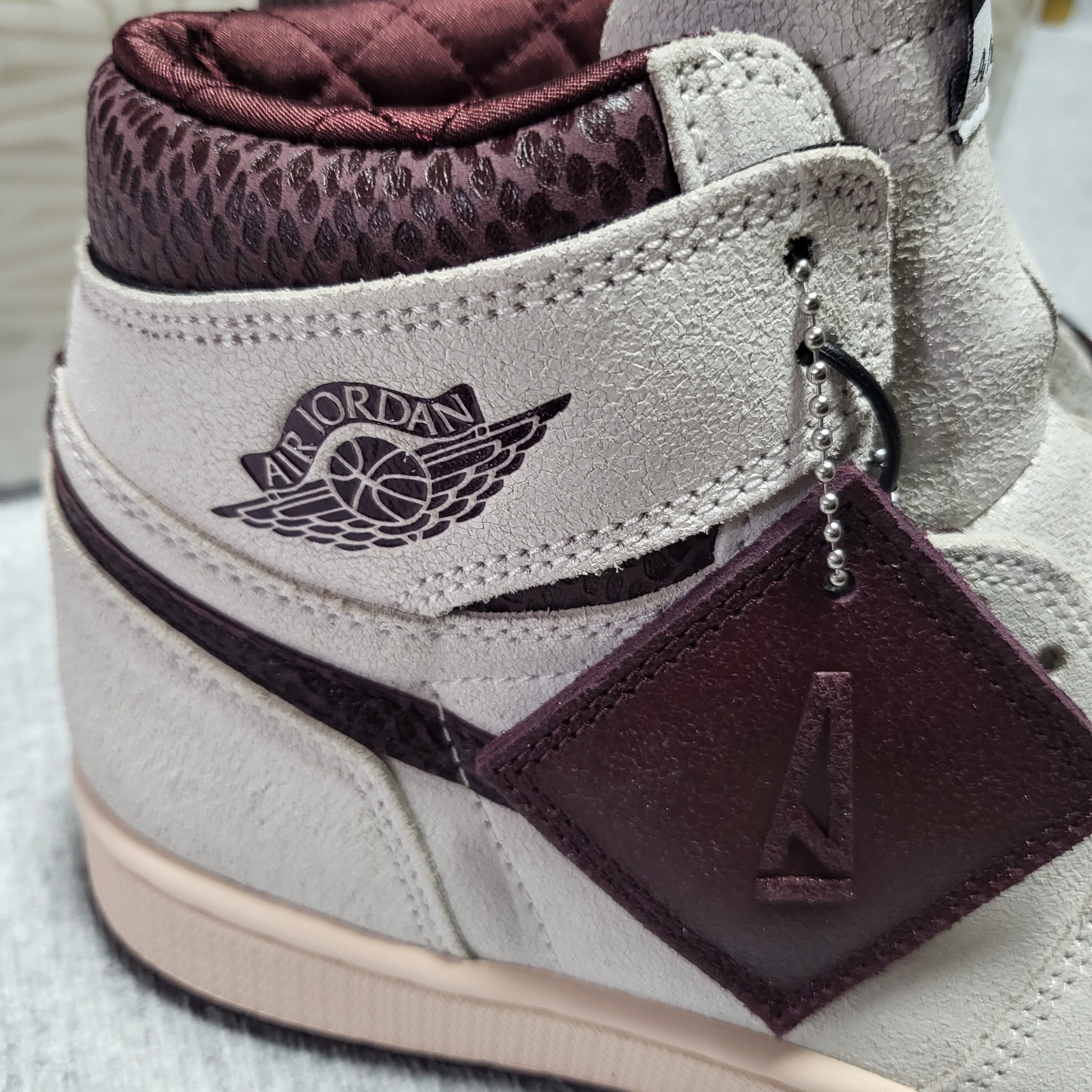 Jordan 1 x A Ma Maniere Retro High OG SP Sail and Burgundy 착용 스타일 - 1
