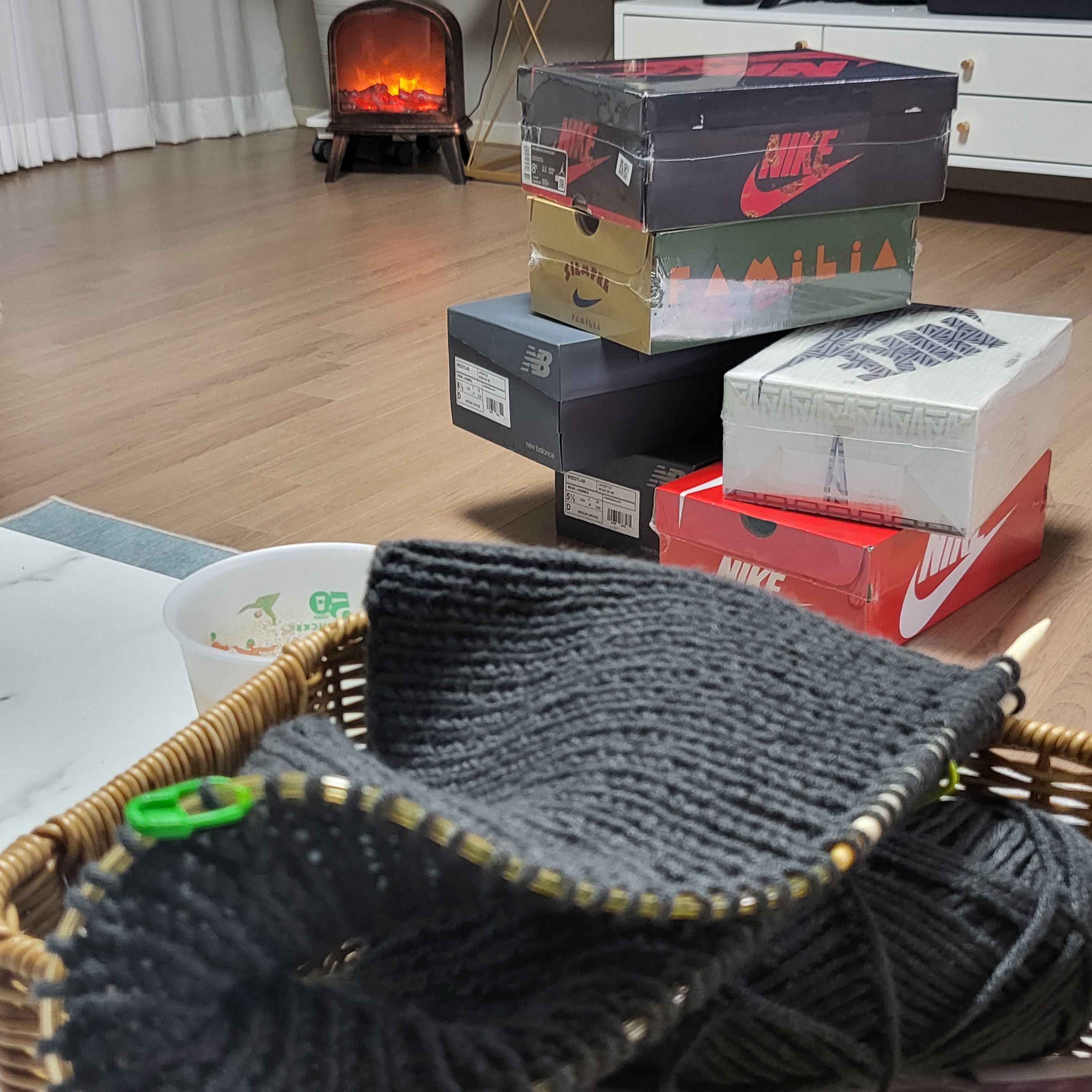 Jordan 1 Low OG Chinese New Year, Jordan 1 x A Ma Maniere Retro High OG SP Sail and Burgundy 착용 스타일