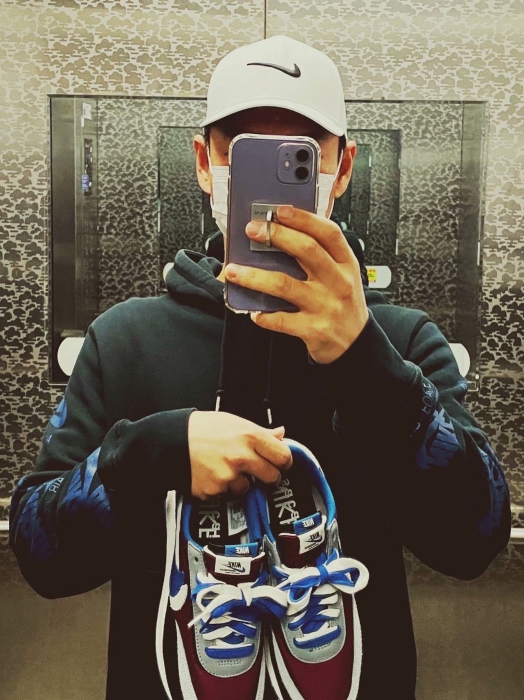 Nike x Sacai x Undercover LDWaffle Night Maroon Team Royal 착용 스타일