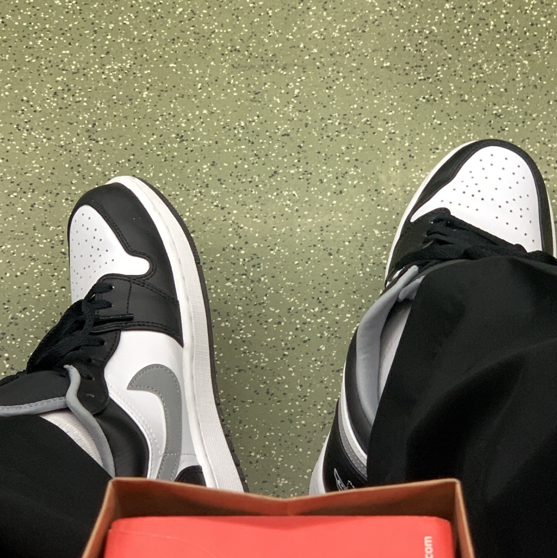 Jordan 1 Low Black Particle Grey 착용 스타일 - 3