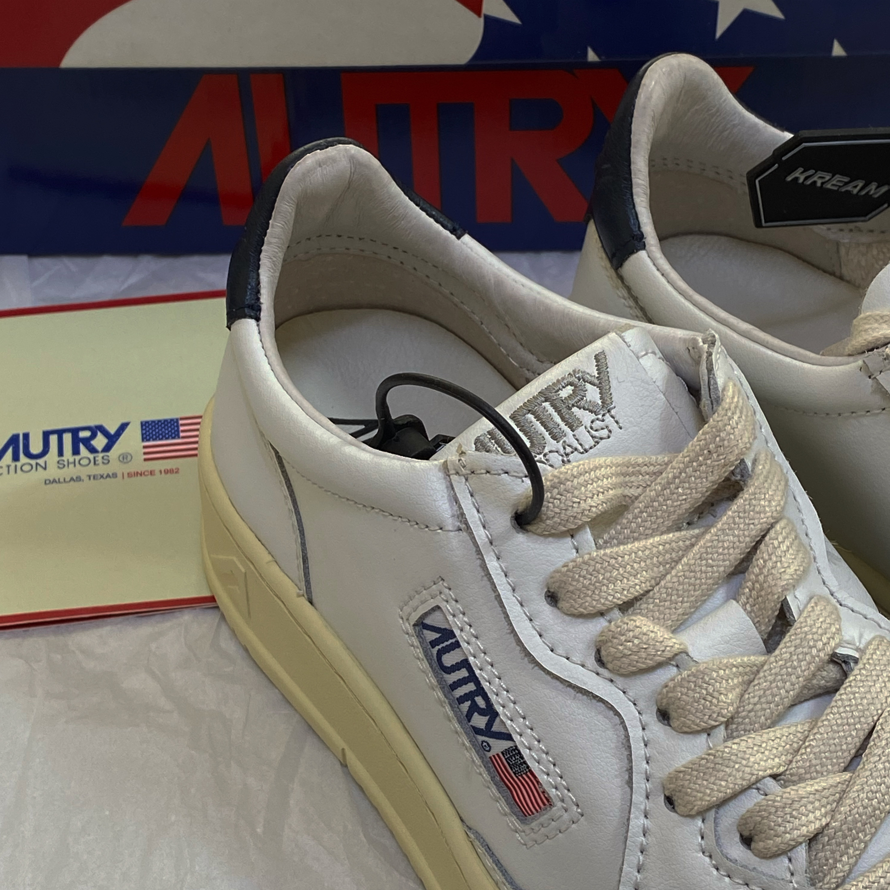 (W) Autry Medalist Low Leather Sneakers White Blue 착용 스타일