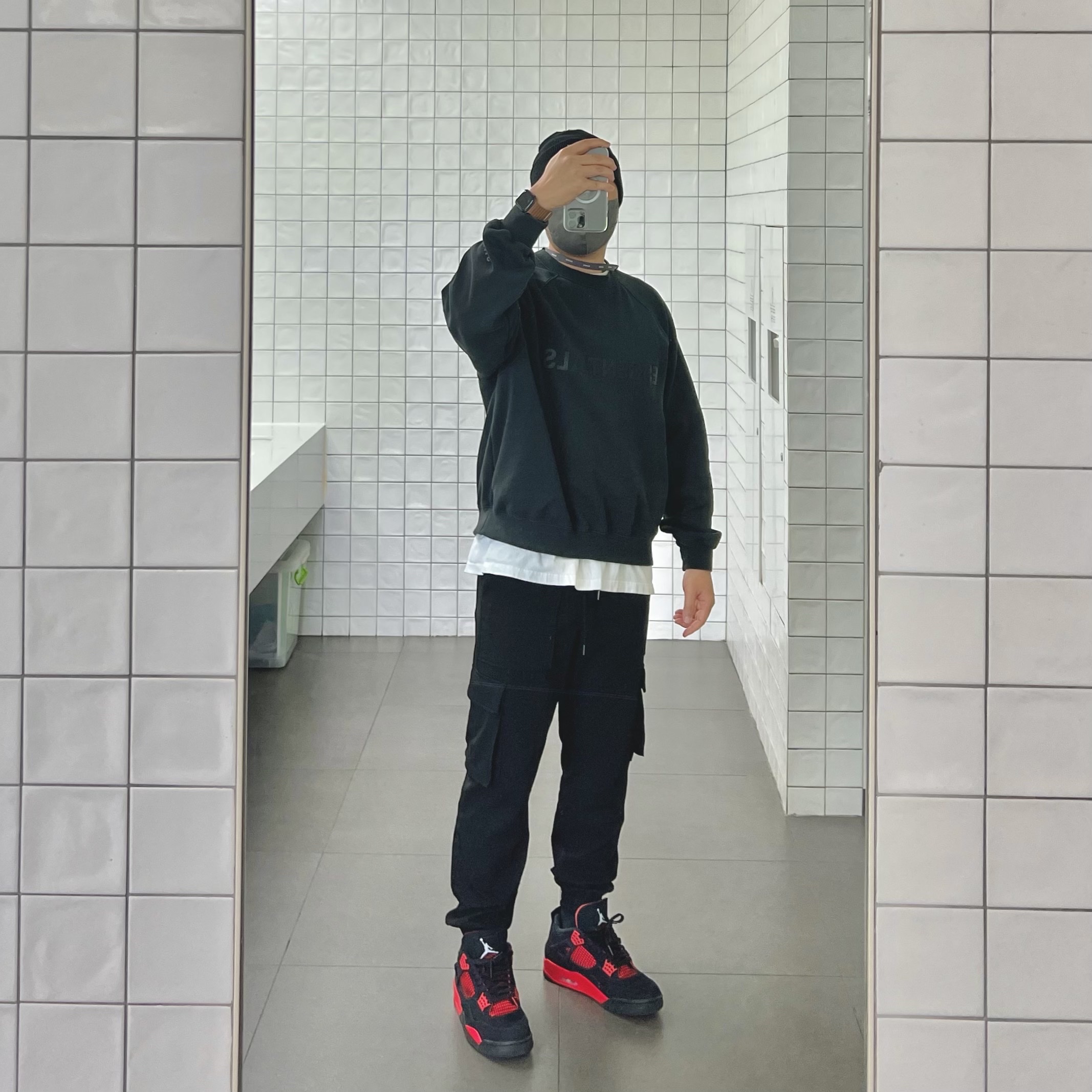 Jordan 4 Retro Crimson, Essentials Pull-Over Crewneck Sweatshirt Black - 21SS 착용 스타일