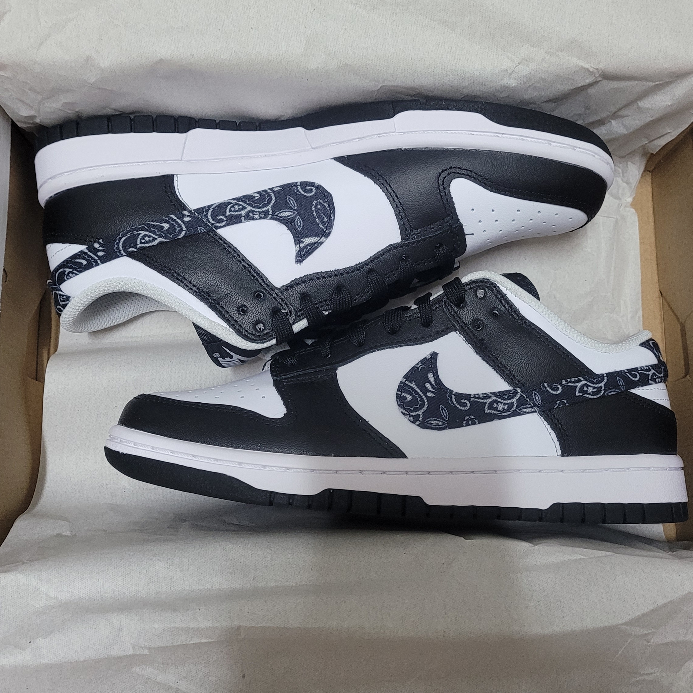 (W) Nike Dunk Low Essential Black Paisley 착용 스타일