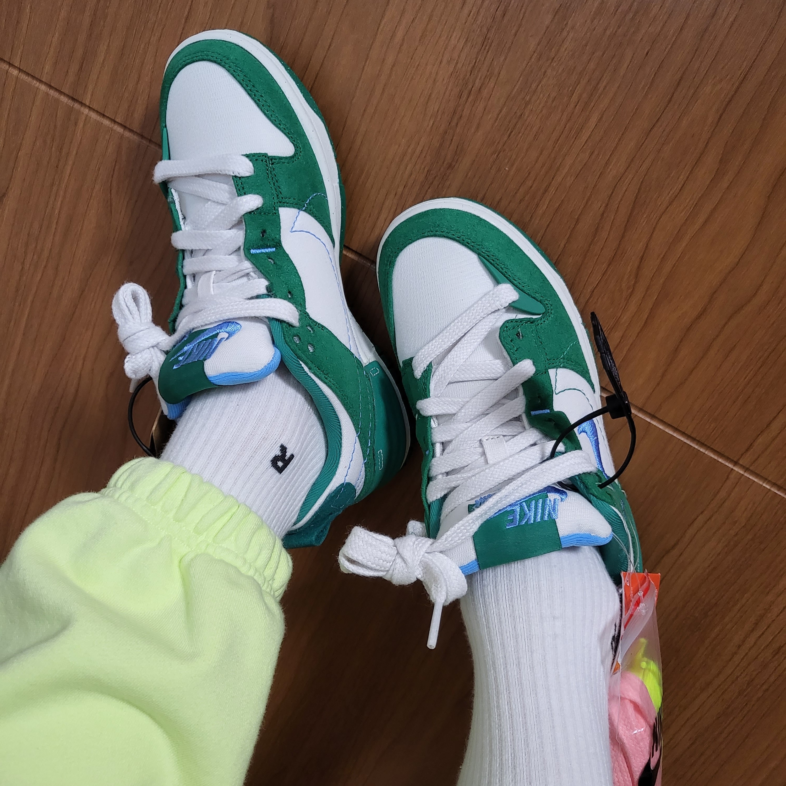 (W) Nike Dunk Low Disrupt 2 Phantom University Blue 착용 스타일 - 2
