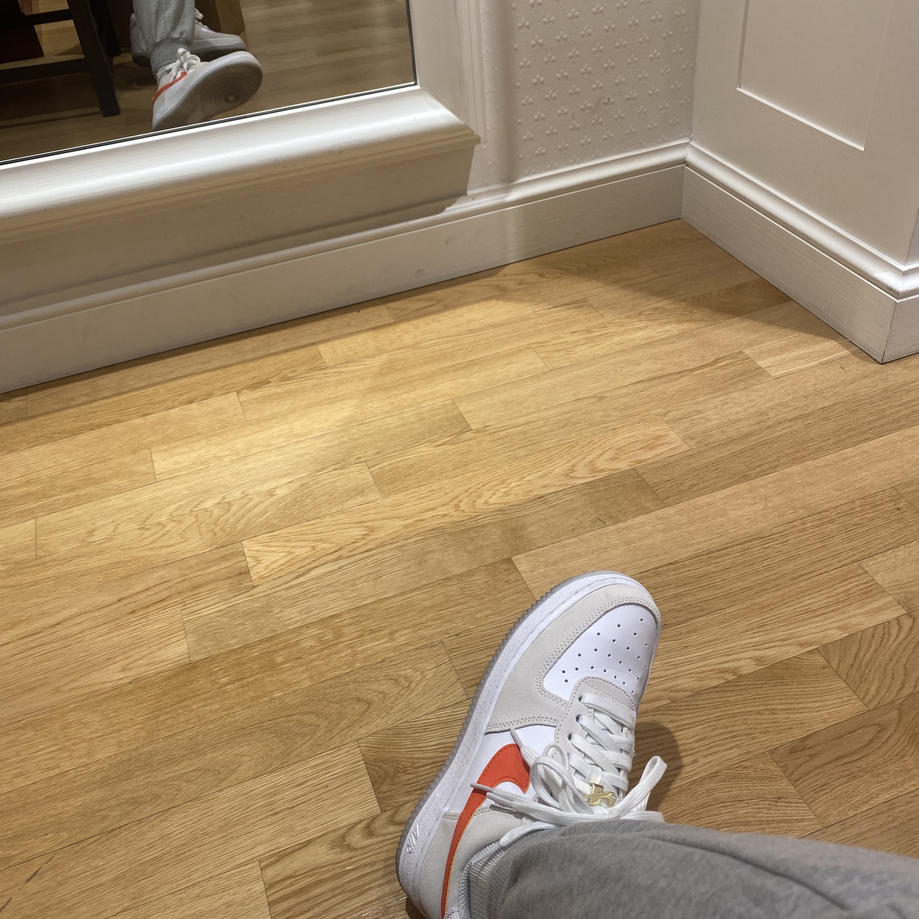 (W) Nike Air Force 1 '07 SE First Use Orange Sail 착용 스타일 - 2