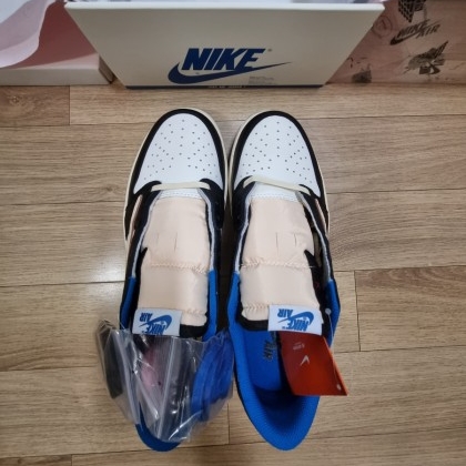 Jordan 1 x Travis Scott x Fragment Retro Low OG SP Military Blue 착용 스타일 - 1