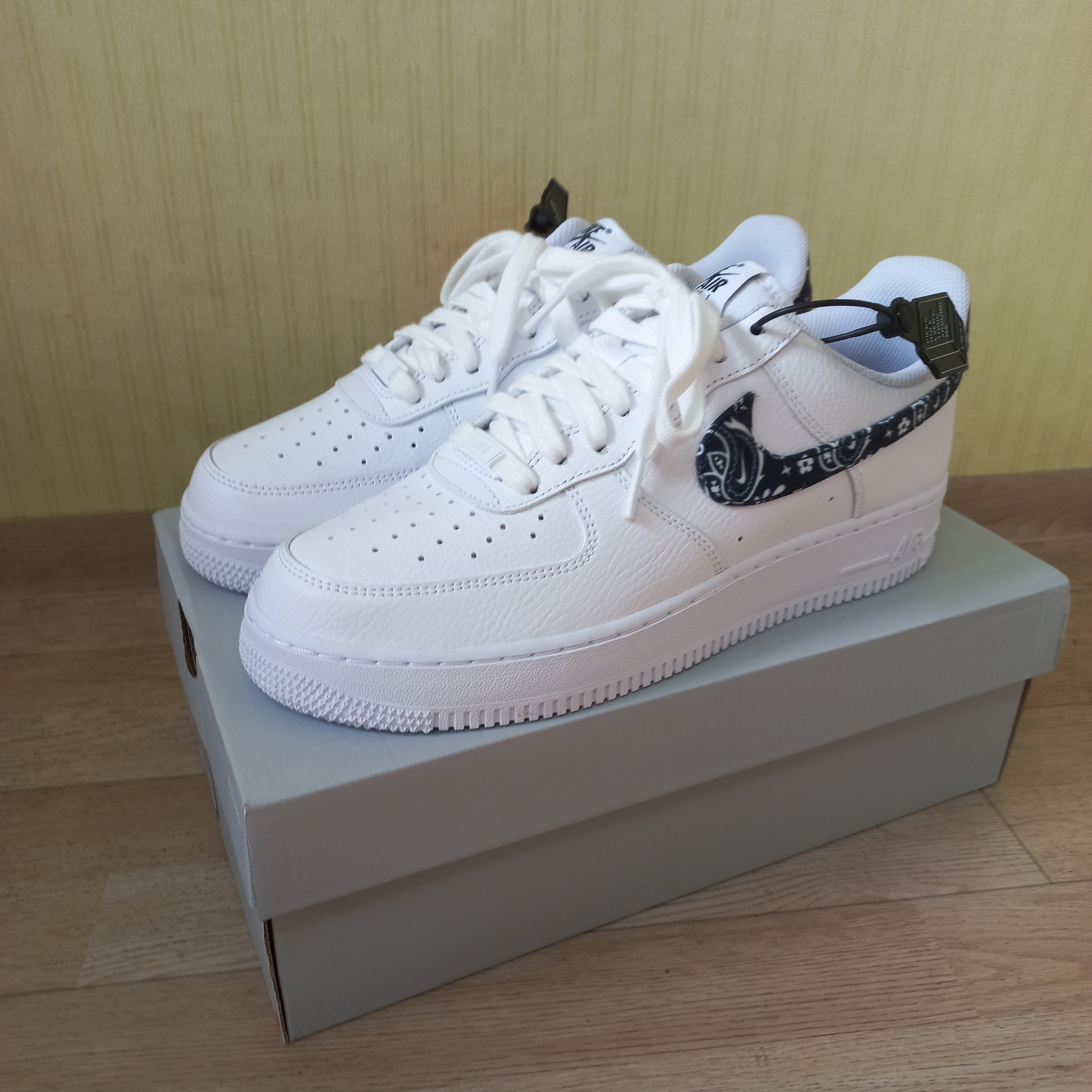 (W) Nike Air Force 1 '07 Essential Paisley Swoosh White Black 착용 스타일