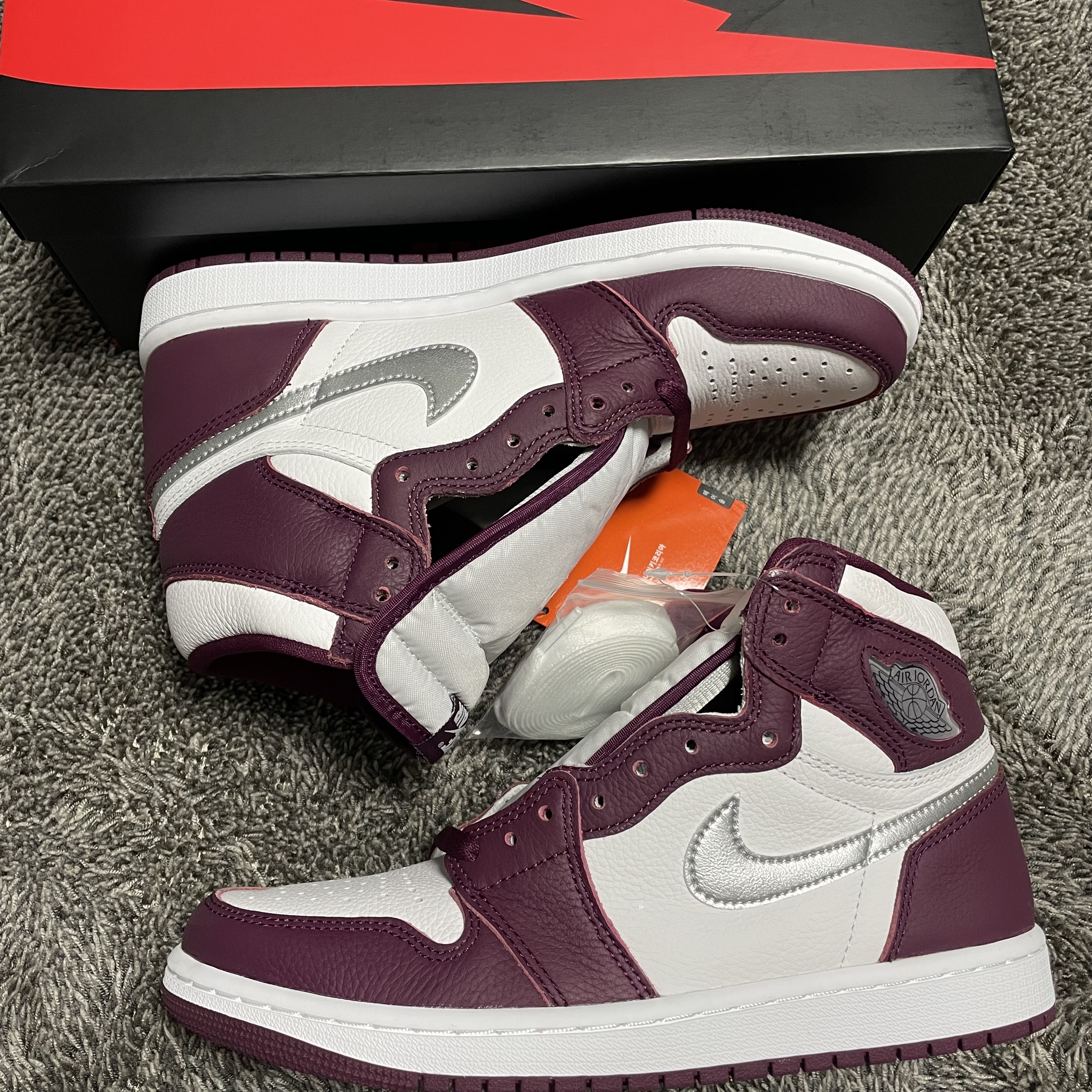 Jordan 1 Retro High OG Bordeaux 착용 스타일 - 1