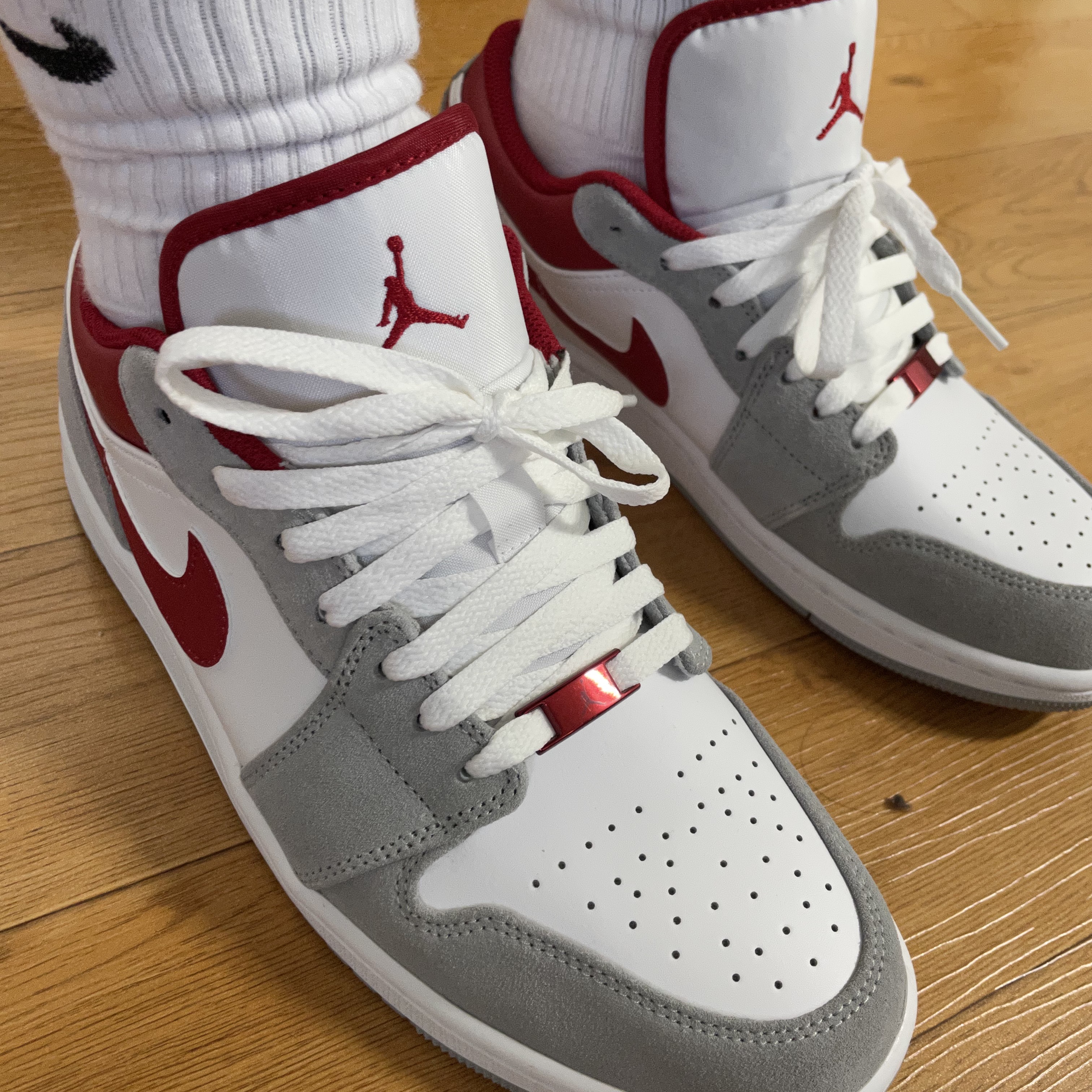 Jordan 1 Low SE Light Smoke Grey Gym Red 착용 스타일