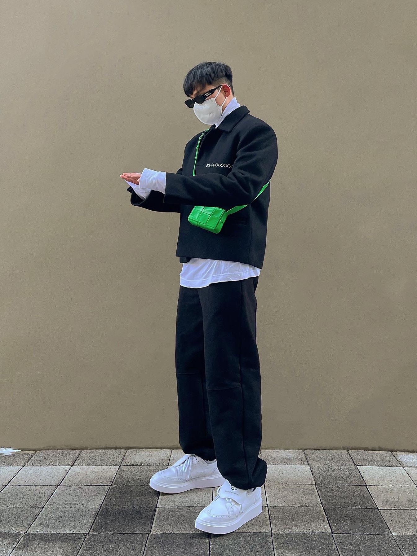 Bottega Veneta Mini Leather Cassette Parakeet, Nike x Peaceminusone Kwondo1 White 착용 스타일 - 3