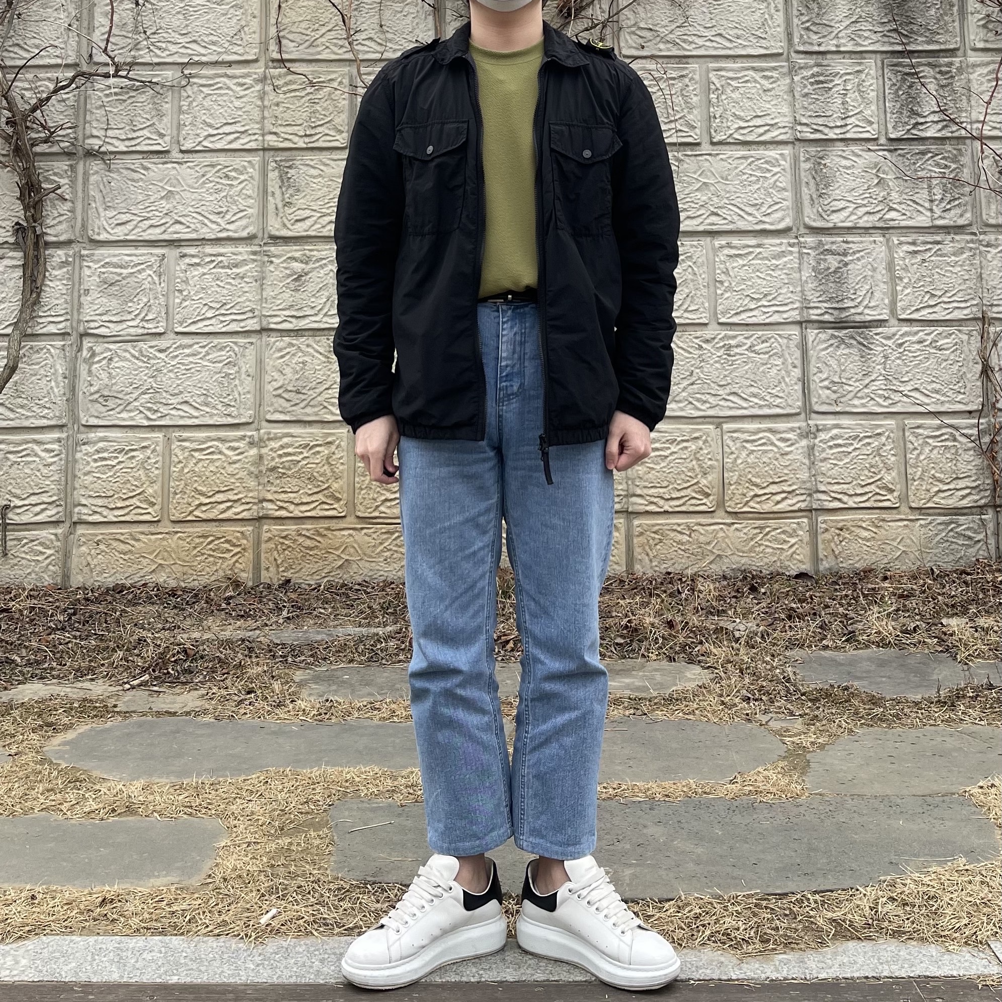 Stone Island 10802 Naslan Light Overshirt Black - 21SS, Alexander McQueen Oversized Sneakers White Black 착용 스타일