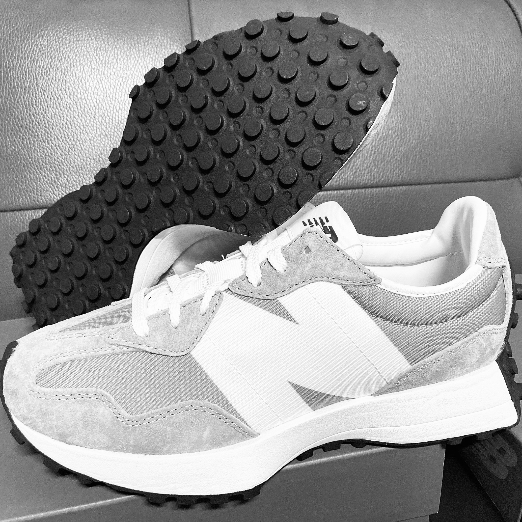 New Balance 327 Grey 착용 스타일