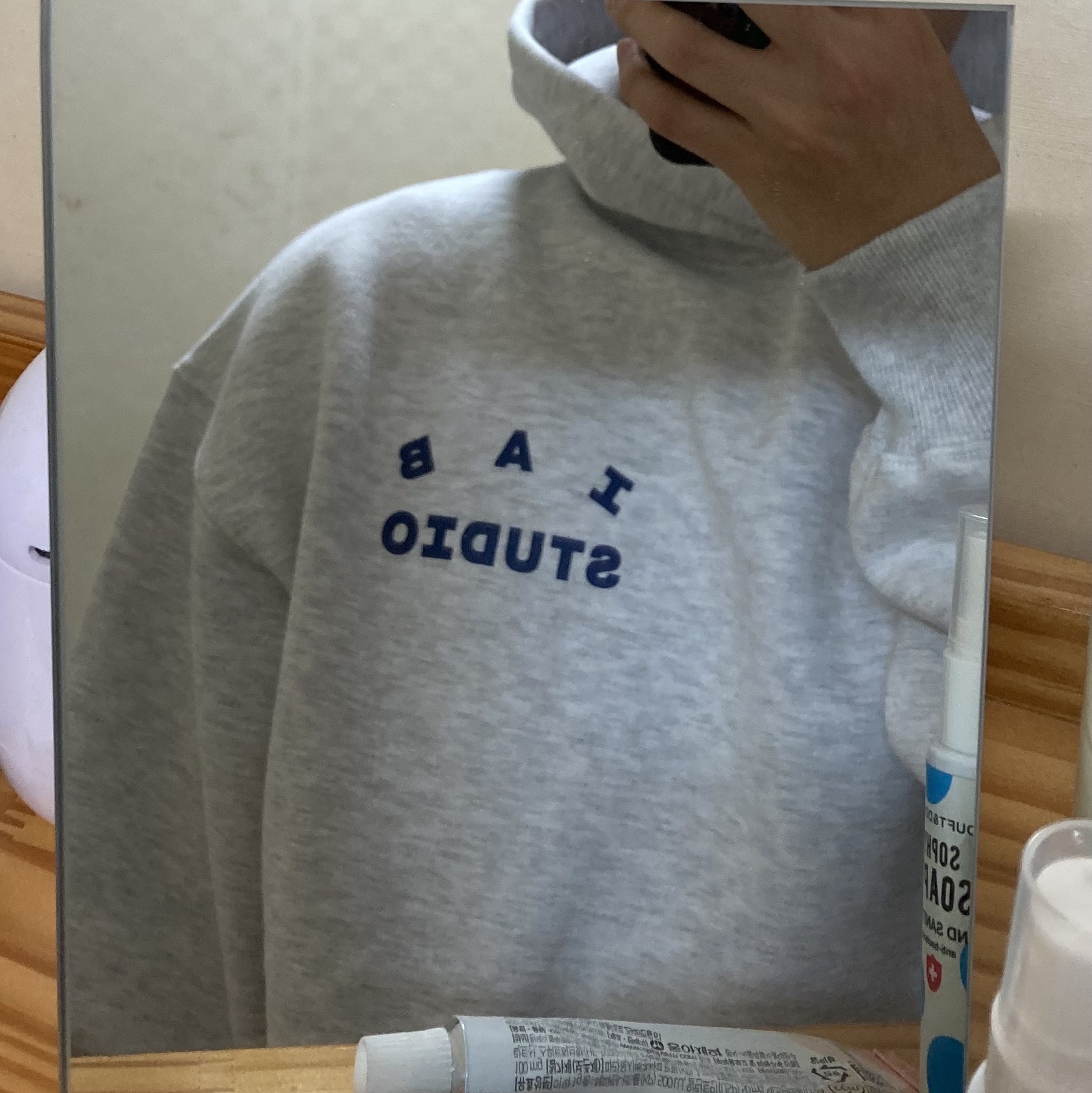 IAB Studio Hoodie Light Gray 착용 스타일 - 2