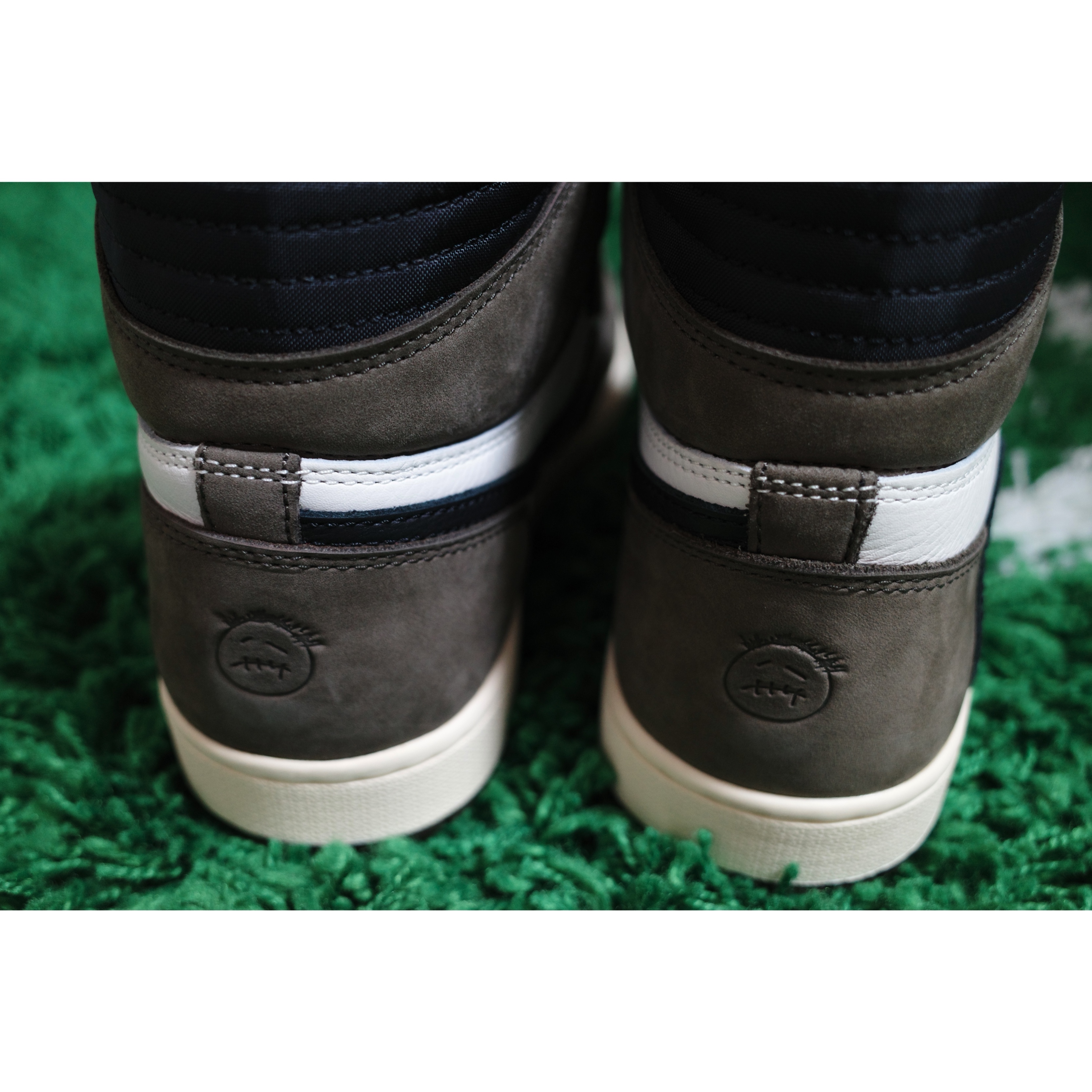 Jordan 1 x Travis Scott Retro High OG SP Mocha 착용 스타일 - 2
