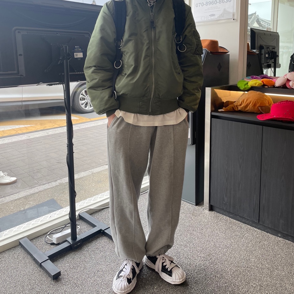 Maison Mihara Yasuhiro Blakey OG Sole Canvas Low-top Sneakers Black, Stussy x Our Legacy Surfman Pig. Dyed T-Shirt Natural - 21FW 착용 스타일 - 1