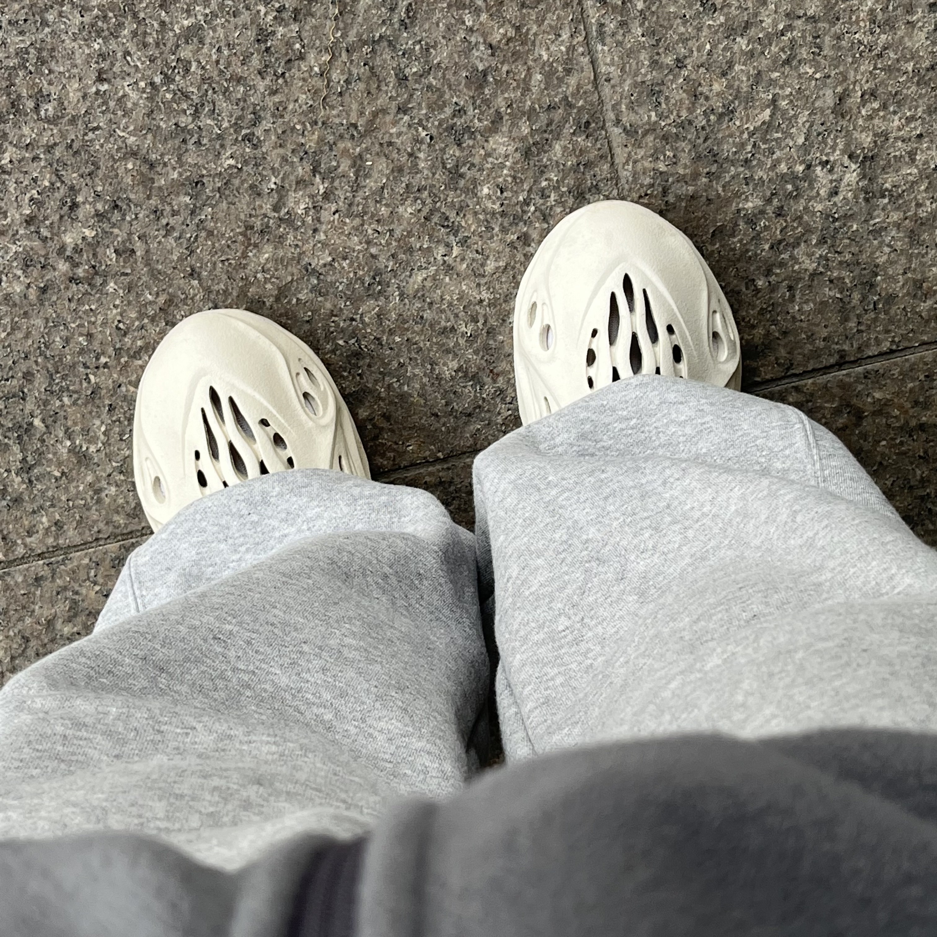 Adidas Yeezy Foam RNNR Sand 착용 스타일