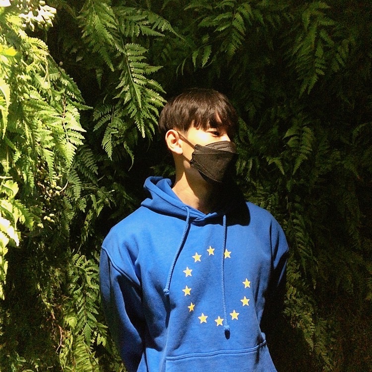 Souvenir Official Eunify Classic Hoodie Blue 착용 스타일