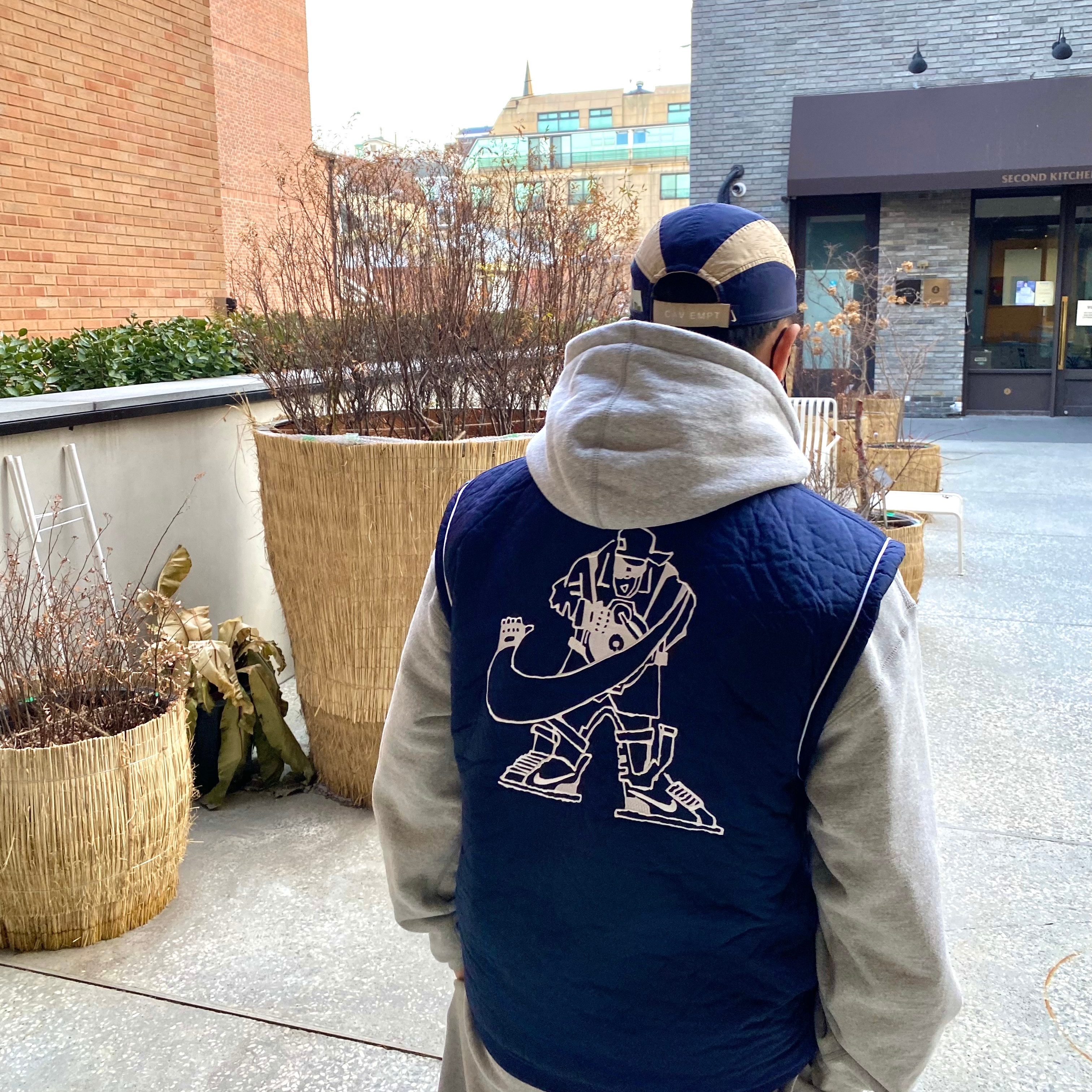 Nike x Cav Empt Vest Navy, Nike x Cav Empt Tailwind Running Cap Navy 착용 스타일 - 2